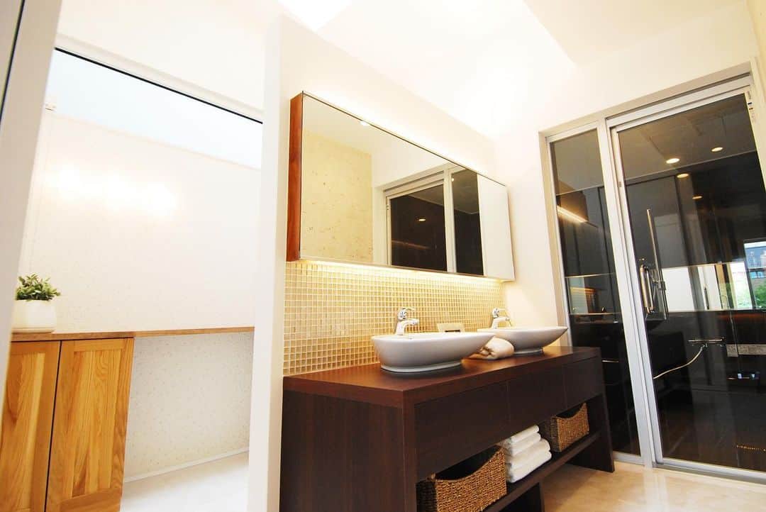京都建物さんのインスタグラム写真 - (京都建物Instagram)「毎日欠かせない手洗いをこんな素敵な空間で♪ ラグジュアリーな雰囲気で気分も上がりますね(*´∀｀*) ﻿ お問い合わせはお気軽にどうぞ❤︎﻿ DMでも可能です☺︎﻿ ﻿ 【あなたの家それは世界で一番素敵な場所】﻿ ---------------------﻿ more phots...👉@kyototatemono_﻿ ---------------------﻿ ﻿ 地震に強く、暖かくて住み心地の良い、おしゃれな #マイホーム を建てたい！﻿ 今の住まいを自分の好みに建て替えたい！﻿ そんな方は、ぜひ#京都建物　にご相談下さい ↓プロフィール欄からHPに移動できます。﻿ ---------------------﻿ @kyototatemono_﻿ ---------------------﻿ ﻿ ﻿ ﻿ #京都建物 ﻿ #京都建物株式会社﻿ #注文住宅 ﻿ #自由設計 ﻿ #京都新築﻿ #宇治新築﻿ #京田辺新築 ﻿ #城陽新築﻿ #宇治分譲地﻿ #新築分譲地﻿ #宇治市﻿ #子育て ﻿ #住まい ﻿ #新築 ﻿ #新築一戸建て ﻿ #暮らし ﻿ #ナチュラル ﻿ #工務店 ﻿ #マイホーム計画﻿ #家づくり ﻿ #インテリア ﻿ #インテリア好き ﻿ #おしゃれな家 ﻿ #京都分譲地 ﻿ #住宅 ﻿ #ホテルライク﻿ #手洗い #おうちで過ごそう」5月8日 13時44分 - kyototatemono_