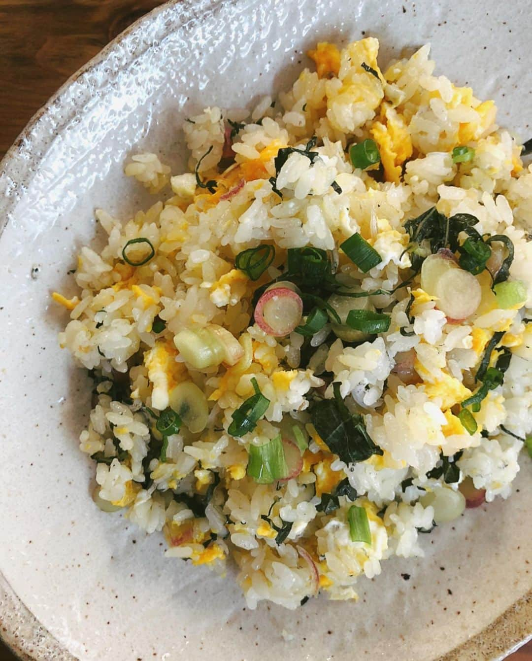 吉野千穂さんのインスタグラム写真 - (吉野千穂Instagram)「千穂飯🌿 * ・玉子としらすの香味炒飯 ・即席わかめスープ  仕事の合間に余り物でぱぱっと炒飯。 具材は卵、しらす、みょうが、えごま、にんにく。  香りと色を生かしたかったので ごま油で炒めて味付けは鶏ガラスープの素と塩でシンプルに。 香味野菜を使うと調味料が少なくても美味しくなる☺️ * わかめスープは器に鶏ガラスープの素、乾燥わかめ、 いりごま、ねぎを入れて、お湯を注ぐだけ。 しょうゆ、お酢をちょっと加えるの好き。 * (炒飯は好きだけど糖質多いので食べすぎ注意😟) * * #チャーハン#炒飯#卵チャーハン#玉子チャーハン #香味野菜#みょうが#えごま#みょうがの忘れ物#えごまの葉 #簡単レシピ#作り置き#作り置きレシピ#常備菜 #千穂飯#管理栄養士ごはん#管理栄養士 #おうちごはん#毎日ごはん#朝ごはん#お昼ごはん#晩ごはん #今日のごはん#夫婦ご飯 #吉野千穂#モデル#モデル吉野千穂 #フードスタイリスト#フードスタイリスト吉野千穂」5月8日 13時46分 - chiho_yoshino