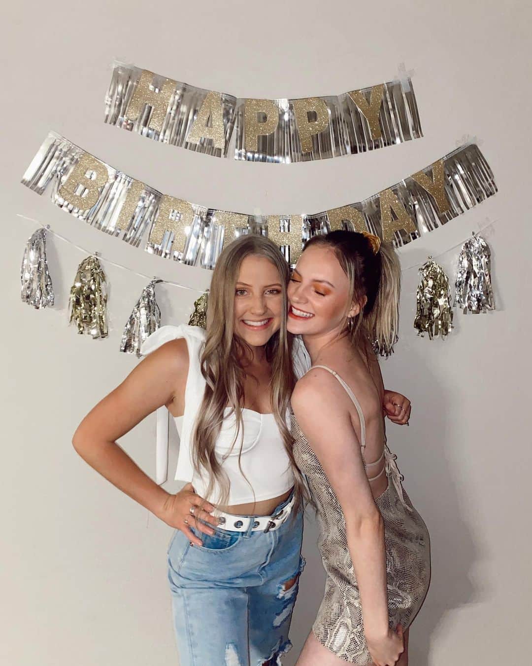 Addison Moffettのインスタグラム：「My twisted sister, we are twenty two. You are my sunshine and sidekick all in one.  Happy birthday @mikaylalaib I love you more than I’ll ever be able to put into words. 👯‍♀️☀️💛」