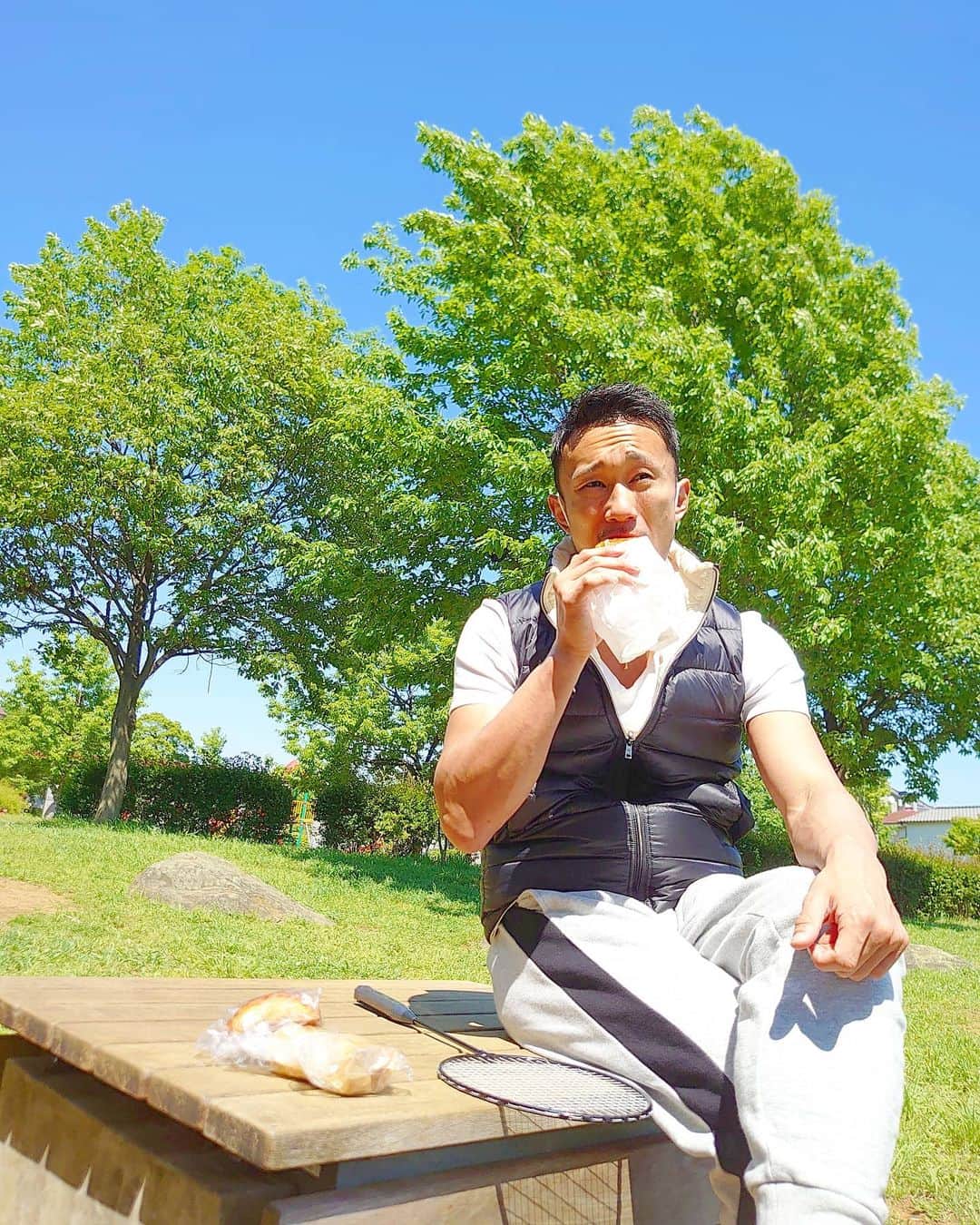 梅野源治のインスタグラム：「🏸🏸🏸🌲⛲☀ #picnic」