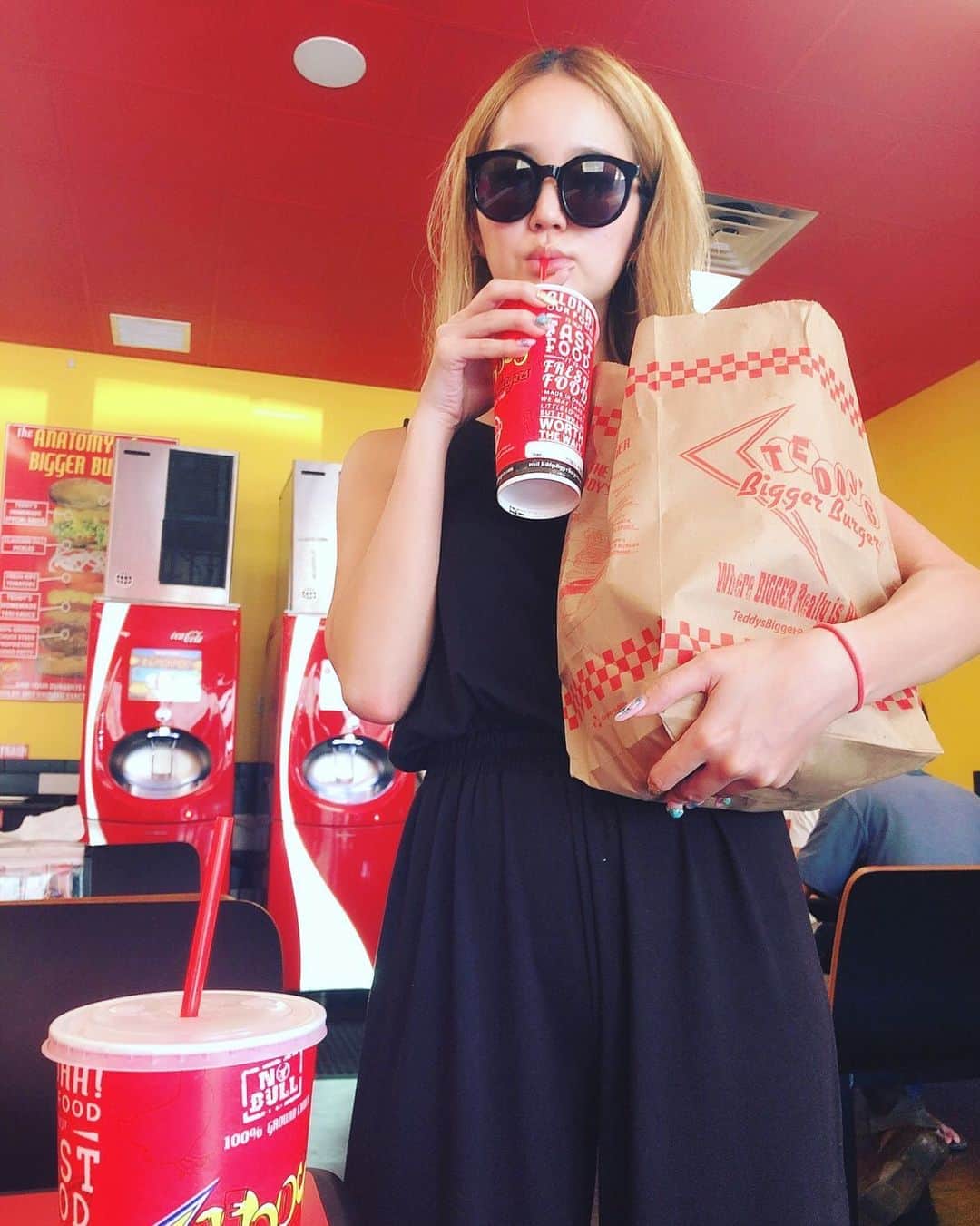 LORYのインスタグラム：「🍔🍟🥤💛💛💛 Hungry?😋 #過去pic #hawaii」