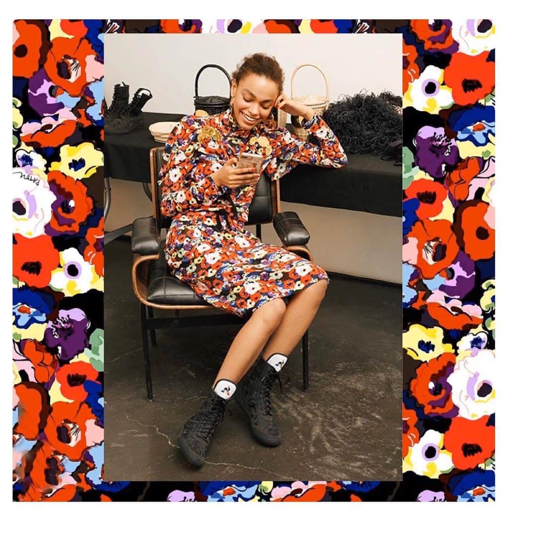 Taki Tanakaさんのインスタグラム写真 - (Taki TanakaInstagram)「ＰＡＴＯＵ in ＢＬＯＯＭ  #可愛いパトゥ  お花畑のドレス。#💐♥️ @iza_official #instorenow  SHOPIZA.com 📞06-6533-7877/3-3486-0013 #お店はお休みですが電話は繋がります  #repost @patou ・・・ Patou in bloom!  Alexis wears the bow embellished floral ruched dress and the sheer tatoo top, both in the ´A Thousand Flowers Bloom’ print, together with Boxing shoes Patou par Le Coq Sportif. What a match! #Patou @GuillaumeMarcDamienHenry #Flowers #Spring #Bloom  #izastagram」5月8日 14時04分 - tanakataki