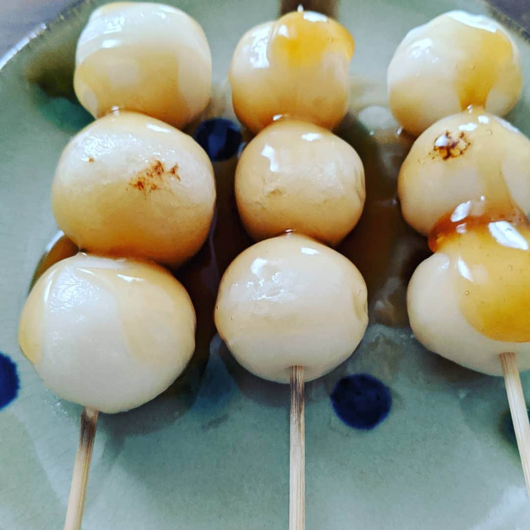 村治佳織さんのインスタグラム写真 - (村治佳織Instagram)「Made Japanese sweets.  昨日の満月🌕、きれいでしたね！  真ん丸の月を見ていたら、　 少し前に、みたらし団子を　 作ったのを思い出しました（笑）  stay home 期間がなければ、　 みたらし団子を手作りすることは　 たぶんなかったのでは、、😂 また今度、作ります🍡　（次回は網を買ってきて、もうちょっと 焦げ色をつけたいな）」5月8日 14時15分 - kaorimurajiofficial