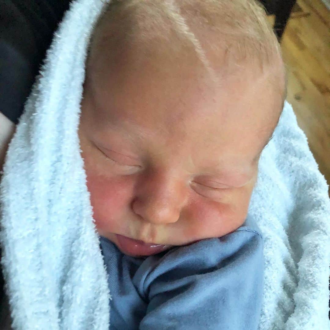ブルック・パンケーキのインスタグラム：「Our sweet boy made his arrival on Monday, May 4th! And he has me wrapped around his little finger! Our hearts are so full  Jackson Luke Rende 💙 8 lbs 4 oz, born 05/04/20」