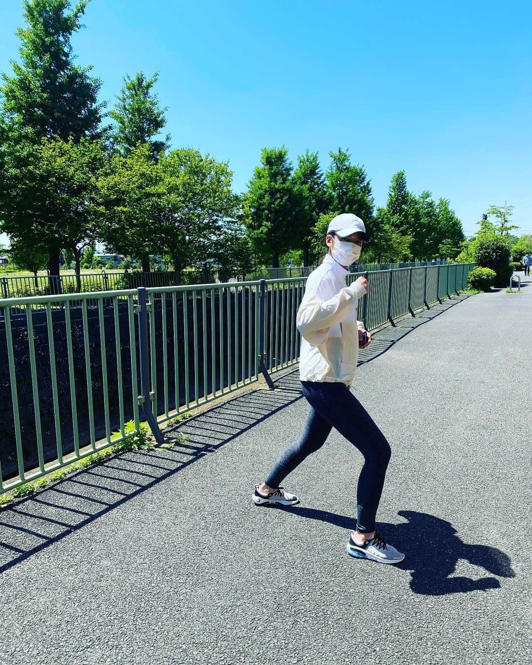 澤田かおりのインスタグラム：「2〜3日に一度、家の周りをジョギングしてます。30分一本勝負。しっかり注意しながら心身の健康を守る！長期戦だからね。 だがしかし、咄嗟に母に写真撮られたら手と足同じ方出してしまった。運動音痴丸出し。」