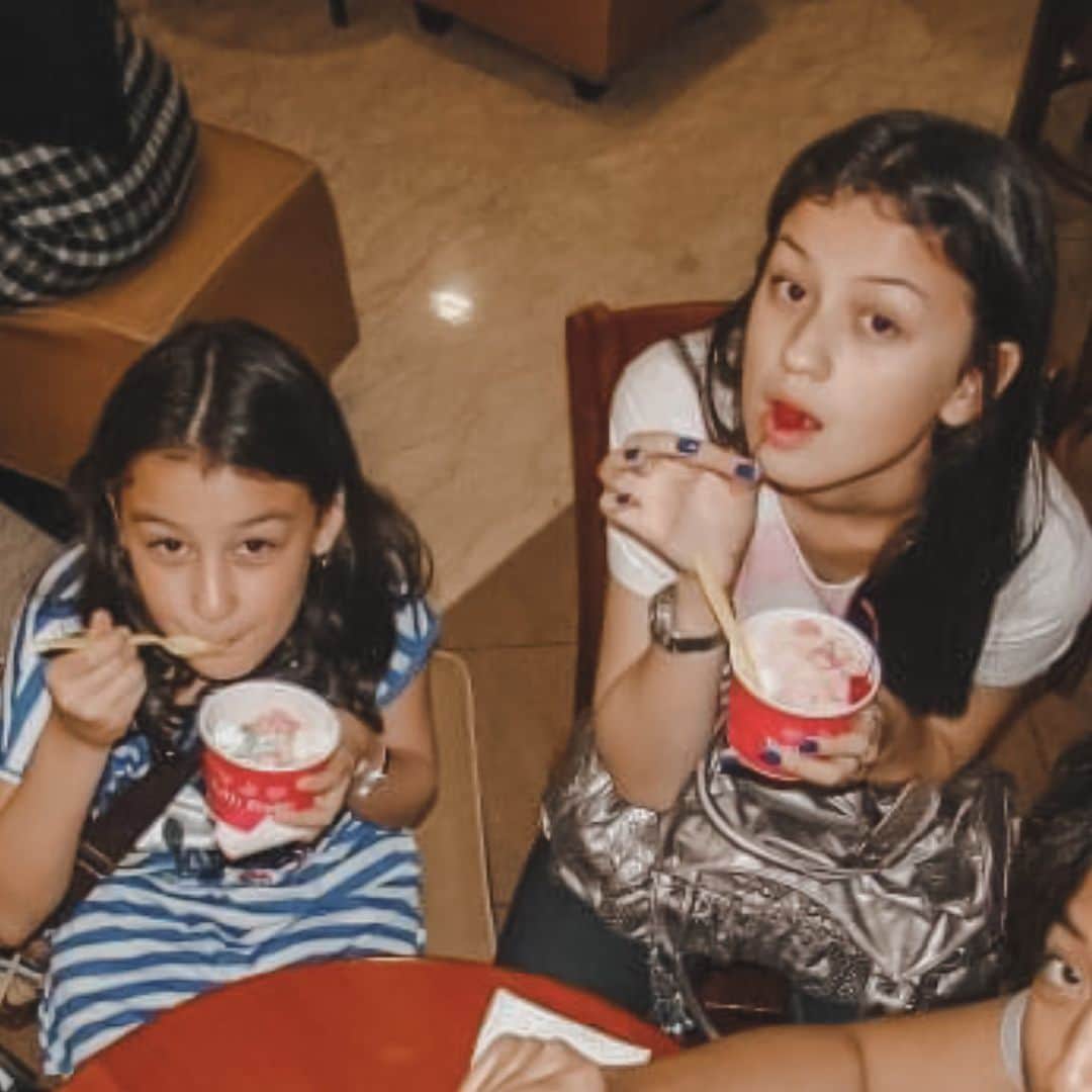 のインスタグラム：「Happy Birthday to the Tweedledummer to my Tweedledum. 😘 The one who used to make me look like the evil sister. But no more. 😏 Yes, we are that far apart in age.」