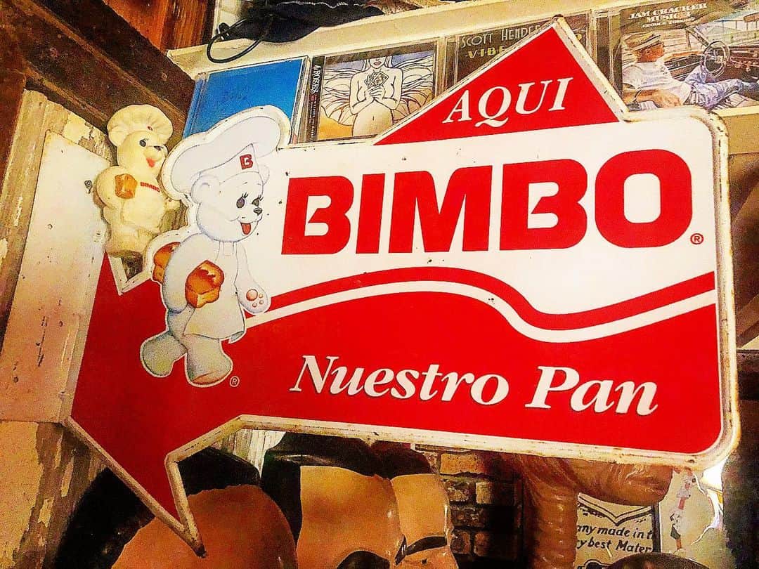 大川知英のインスタグラム：「70's BIMBO BREAD Store Sign🚬 可愛い白くまが何とも言えない🍞 日本語読みすると今の僕だ..upi🤡❗️ #bimbo#bread#storesign#70s #vintage#可愛い白くま#パン #メキシコ#ビンボウは僕 #amecajiboys#takatsubase #アメトイ部#YouTube」