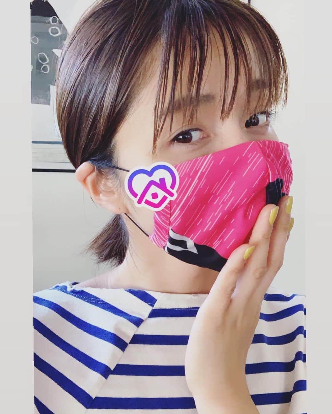 松木里菜さんのインスタグラム写真 - (松木里菜Instagram)「.｡･*. 配布サガンユニでマスクを何個か作成しました✨ ユニがこうして生まれ変わり嬉しい☺️♪(ものによってはリバーシブル♪) 私のピンクのは、Jリーグ再開した時に付けていくつもりです❣️再開が待ち遠しいな、、　. . .  #美人マスク バトン なるバトンを楓のチームメイトママから受け取りました☺️⚽️. ちょっと照れる…小っ恥ずかしいハッシュタグですが、 相変わらずバトンは回さず置き型で失礼します🙇‍♀️🙏 ありがとう☺️ @akane.n.76 ♡  #手作りマスク #リメイクマスク #サガン鳥栖 #お家時間」5月8日 14時34分 - rinamatsuki613