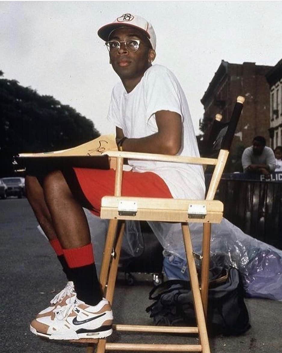 DABOさんのインスタグラム写真 - (DABOInstagram)「So iconic.  #Repost @thesource ・・・ #fbf Spike Lee on the set of his classic flick...’Do the Right Thing’ (1989). . . #flashbackfriday #spikelee #dotherightthing #movie #classic #throwback #sourceclassic #wegotus #sourcelove」5月8日 14時36分 - fudatzkee