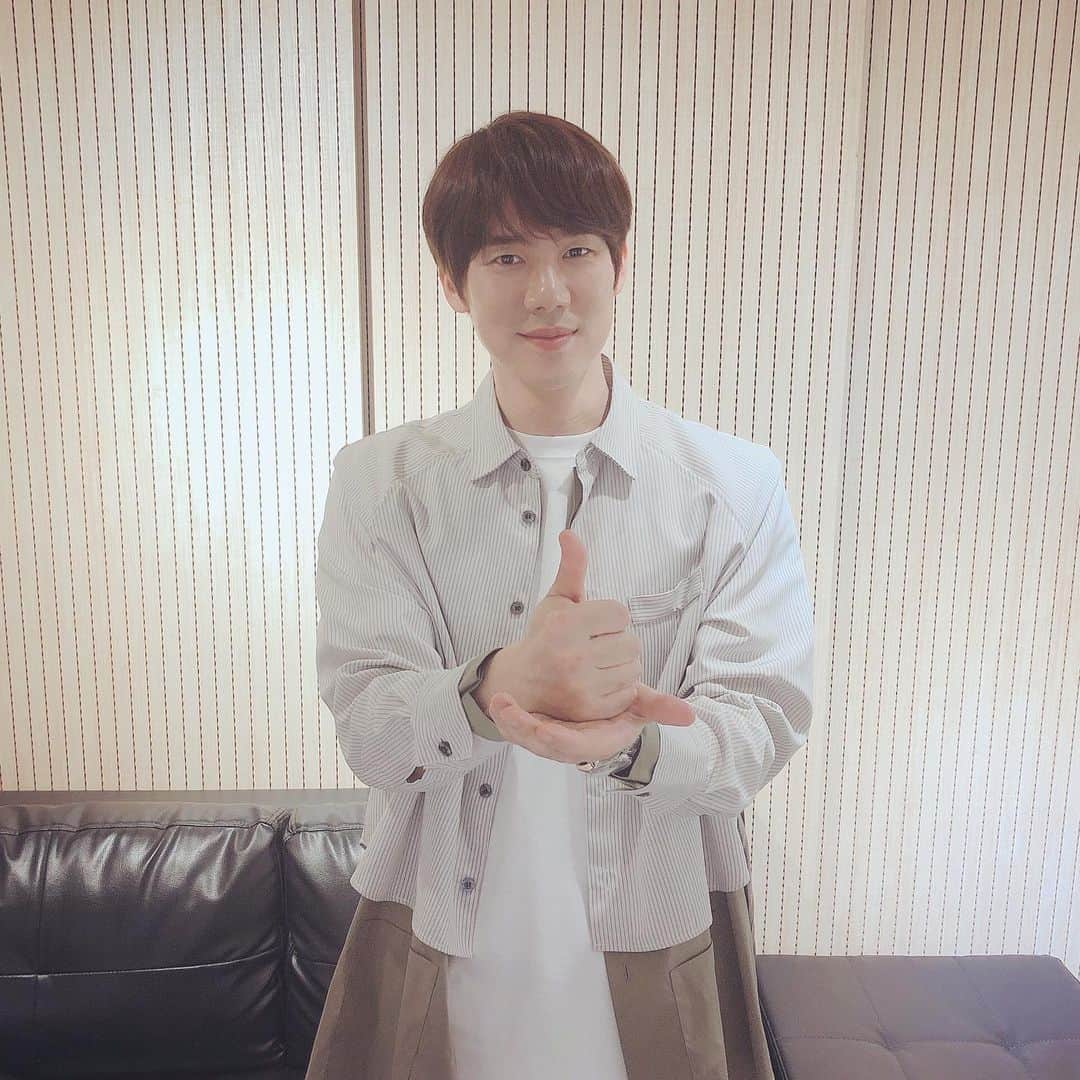 ユ・ヨンソクのインスタグラム：「안녕하세요. 유연석입니다. 김대명 배우 (@daemyeung.kim) 의 도움으로 #덕분에챌린지 에 동참하게되었습니다  코로나19의 최전선에서 밤낮으로 애써 주시는 의료진 여러분들의 노고에 마음 깊이 감사드립니다. 코로나19 극복의 모범이 되는 대한민국을 만든건 의료진 여러분들의 헌신의 노력과 깊은 사명감 덕분이라고 생각합니다.  의료진 여러분 #덕분입니다.  의료진 여러분 #감사합니다.  의료진 여러분 #응원합니다.  제 응원을 이어 받아 함께 해주실 분은 배우 이규형 (@290_83)입니다 동참 해 주셔서 감사합니다. 다시 한번 존경과 감사의 마음 전합니다.」