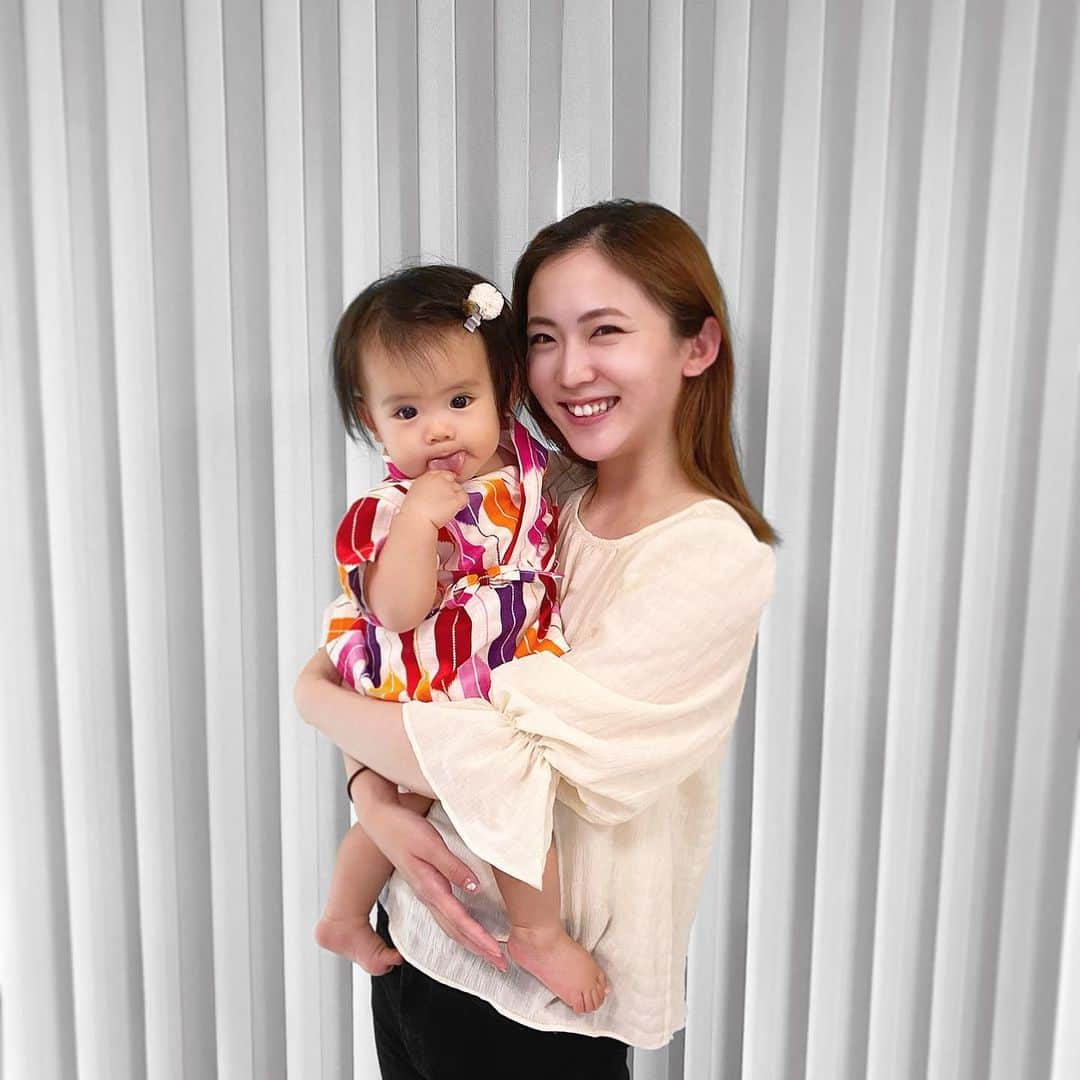 姫野れみのインスタグラム：「先日の甚平姿の娘との親子ショット👘💕 今年は夏祭りも行けなさそうなのでおうちでたくさん着て 夏祭り気分を味わいたいと思っています♩♩ みなさんもぜひ一緒におうち甚平を☺️♡ ・ #baby #girl #babygirl #9months #9ヶ月 #こどもの日 #赤ちゃん #ベビー #女の子 #女の子ベビー #ベビフル #ベビー服 #ベビモ  #赤ちゃんのいる生活 #べびすたぐらむ #甚平 #親子 #親子ショット」