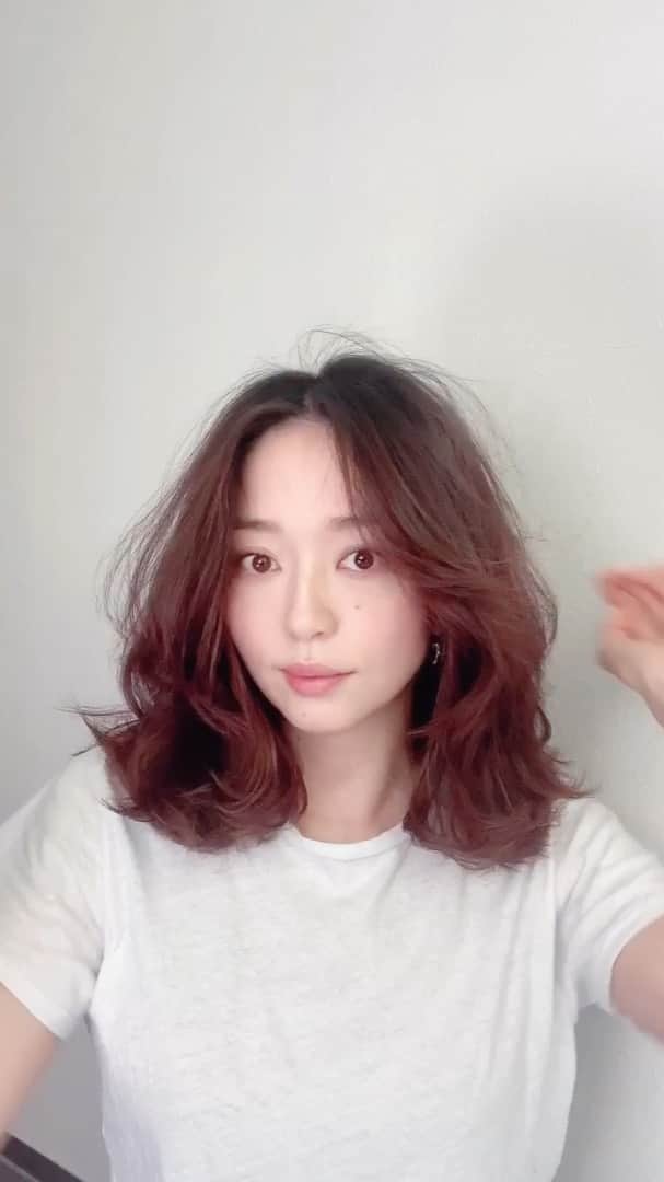 松島花さんのインスタグラム動画 松島花instagram 皆さんから質問の多かった セルフヘアスタイリングの動画を 撮ってみました 本当に自己流で恥ずかしいですが よかったら見てね 今回はペットボトルではなく ブラシマイクです 笑 アイロン