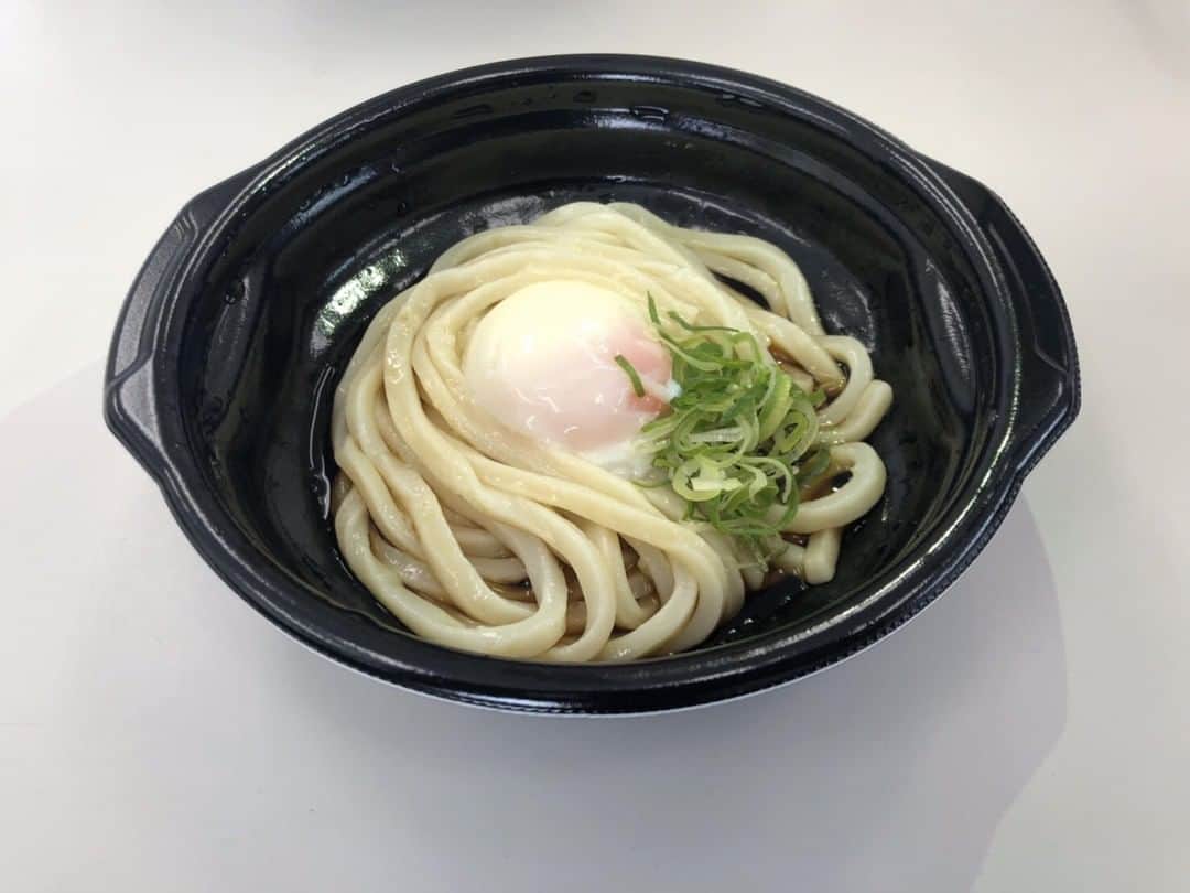 はなまるうどんのインスタグラム：「\ ✨お持ち帰り✨して、 #おうちはなまる しよう(*'ω'*)♪ /  人気商品の #温玉ぶっかけ をお持ち帰りしちゃおう😳  https://www.hanamaruudon.com/news/2020.html#news12  #はなまるうどん #テイクアウト #おうちごはんを楽しもう」