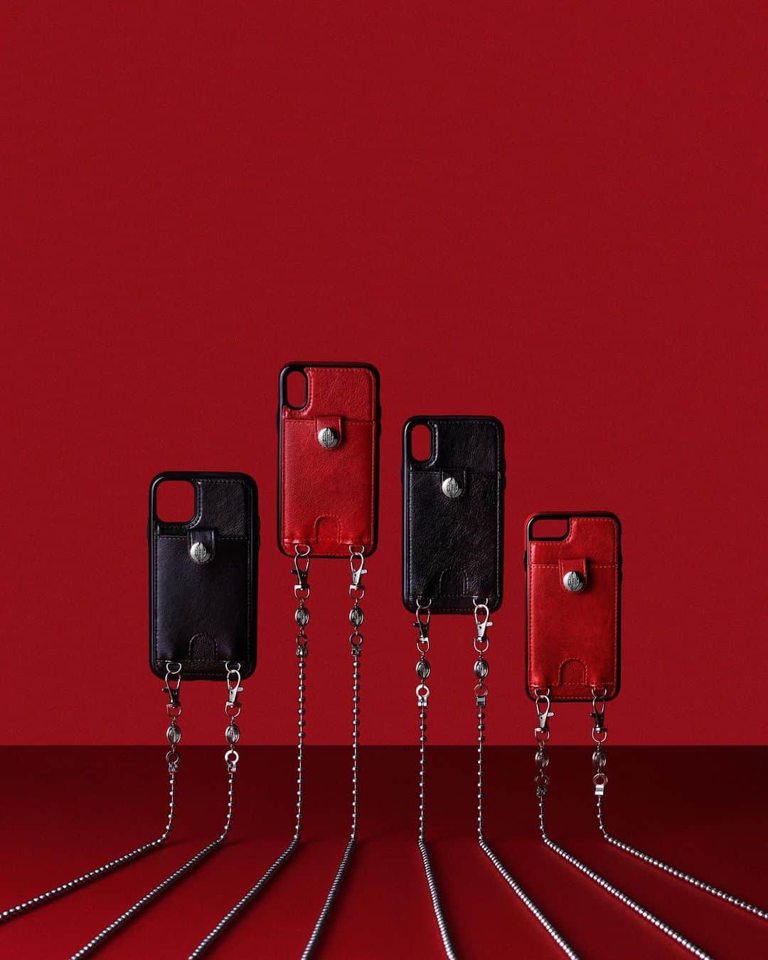 のインスタグラム：「手ぶら派のための新作iPhoneケースがようやく自社オンラインショップ( @kibonneshop )にも並びます！今夜19時より。﻿ ﻿ 変態物撮りスト @inotality にかっこいい写真を撮ってもらったよ。見る人が見ればわかるが、ものすごいえぐいことしてる。さすがっす﻿ ﻿ ﻿ ——﻿ Regram: @upaborn ﻿ ﻿ 🆕チェーン付きiPhoneケース！どんなコーディネートにも合うシックなブラックと、差し色にもってこいの落ち着いたレッドの2色展開。 ﻿ ﻿ 🏋️‍♀️﻿ 出し入れしやすいカード収納つき。オリジナルフラップボタンでカードの落下を防止します。最低限の荷物で出掛けたい、手ぶら派にぴったり！﻿ ﻿ 🥊﻿ 端末部分はTPUソフト素材となっているため装着の際にiPhone傷つける心配もありません。﻿ ﻿ 🔌﻿ ボタンやスピーカー、Lightningコネクタなど各機種に対応した仕様です。表面は高品質PUレザーでしっとりとした手触りです。﻿ ﻿ 📿﻿ オリジナルチャームが揺れるボールチェーンは取り外し可能、チェーンのみで使用することもできます。﻿ ﻿ ﻿ ﻿ サイズ：iPhone11 / iPhone X,XS / iphone 7,8﻿ 色：ブラック , レッド﻿ チェーン：123.5cm(フック部分含む)﻿ ﻿ #あぱぼん #upaborn﻿ photo @inotality」
