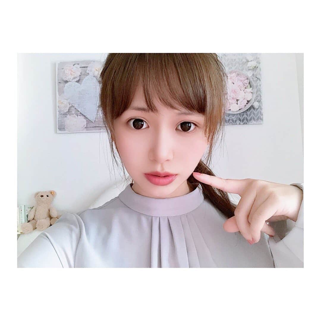 小河結香さんのインスタグラム写真 - (小河結香Instagram)「自粛中のおうちメイク事情🏠💄 化粧するのもお金かかるし 肌休ませたいからなるべく すっぴんでいたいけど気分はあげたいから ✔️日焼け止め ✔️すっぴんパウダー ✔️リップ ✔️カラコン のみで大抵過ごしてます😋 ほんとはまつエクと眉アートしたら もっとすっぴん完成するけど 特にやる予定はないかな✋ 今時は写メも簡単に加工してくれて ほんと助かる時代になった👏 ※写真はイメージです←常に必須 #おうち時間 #自粛生活 #お家メイク #すっぴんメイク #すっぴん美人になりたい」5月8日 15時16分 - yun2world