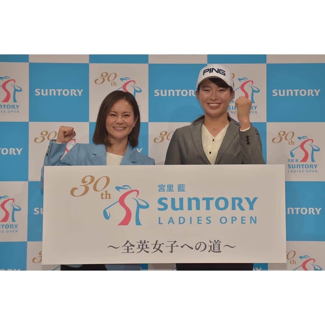 渋野日向子のインスタグラム：「サントリー所属プロとして初めて臨む大会の中止が発表されました。 開催に向けてご準備頂いた大会関係者の皆様、本当にありがとうございました。 そして、大会を心待ちにしてくださっていた ファンの皆様、会場でお会いすることができずとても残念に思います。 たくさんの方々がコロナウイルスの影響をいち早く収束する為に、今も懸命に戦ってくれています。 今は私に出来ることをしっかりとして、開催に向けて調整を続けていきます。 1日でも早く皆様にお会いできることを楽しみにしています。🙂 #宮里藍サントリーレディスオープン」