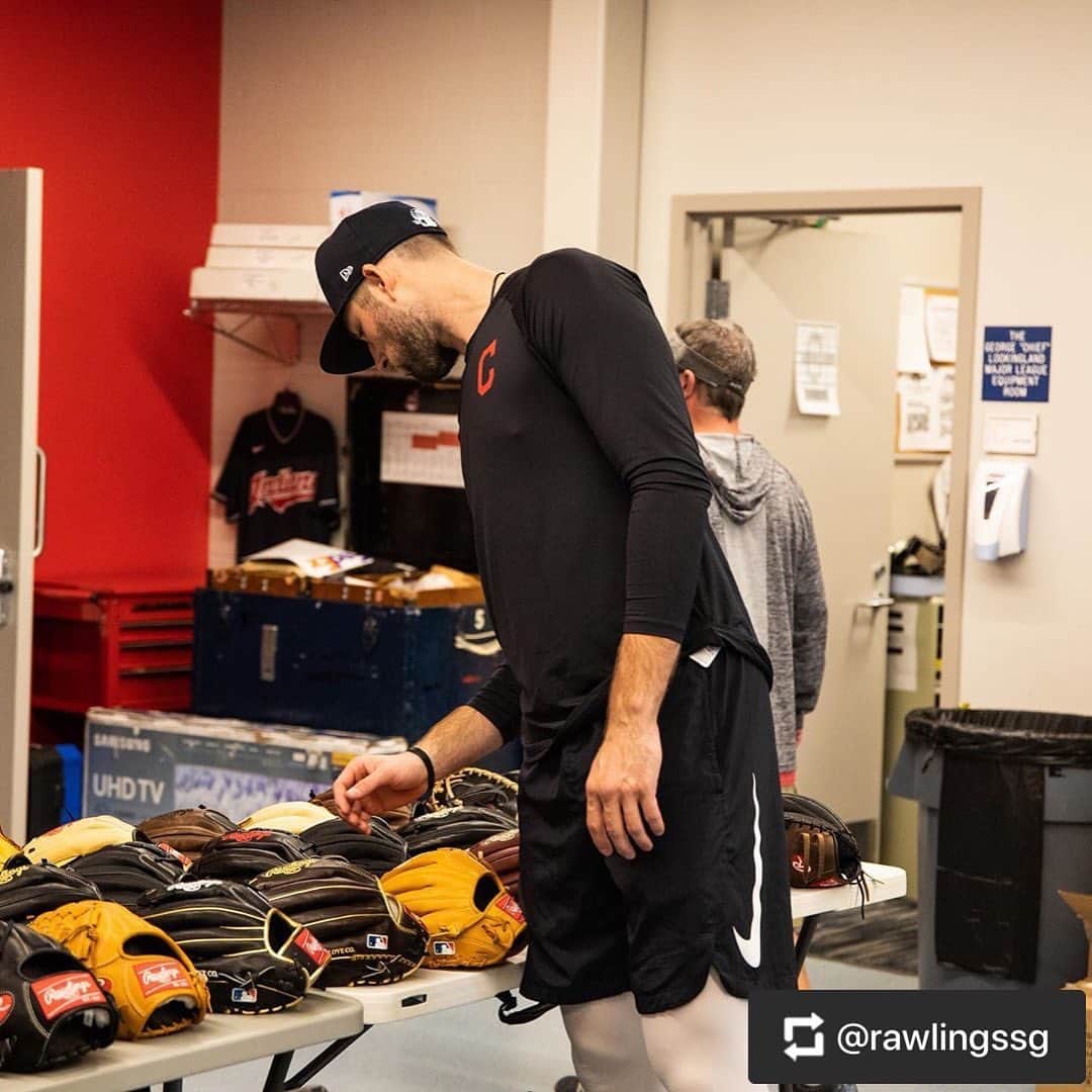 Rawlings Japanさんのインスタグラム写真 - (Rawlings JapanInstagram)「#Repost @rawlingssg with @get_repost ・・・ It's time to check out some behind-the-scenes footage from our #RawlingsGloveDay with the @Indians! This team is from the "Rock and Roll Capital of the World" and features distinguished #RawlingsGoldGlove winner Francisco Lindor 🤩 who can't wait for the season to get going in the near future! #TeamRawlings #TheMarkOfAPro #ClevelandIndians #MLB #SpringTraining @rawlings_japan_llc」5月8日 15時09分 - rawlings_japan_llc