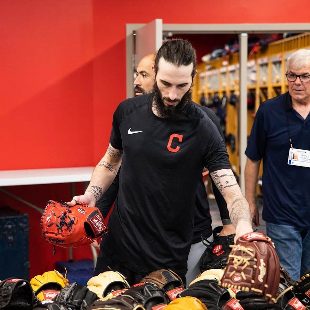 Rawlings Japanさんのインスタグラム写真 - (Rawlings JapanInstagram)「#Repost @rawlingssg with @get_repost ・・・ It's time to check out some behind-the-scenes footage from our #RawlingsGloveDay with the @Indians! This team is from the "Rock and Roll Capital of the World" and features distinguished #RawlingsGoldGlove winner Francisco Lindor 🤩 who can't wait for the season to get going in the near future! #TeamRawlings #TheMarkOfAPro #ClevelandIndians #MLB #SpringTraining @rawlings_japan_llc」5月8日 15時09分 - rawlings_japan_llc