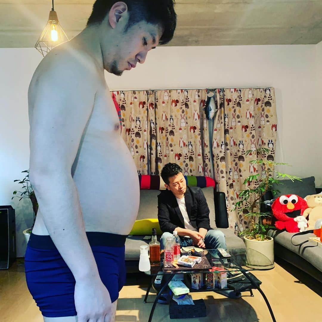 宮迫博之さんのインスタグラム写真 - (宮迫博之Instagram)「テレビを見るオジサンと体重を計るオジサン。  黄昏時。」5月8日 15時25分 - miyasako_hiroyuki