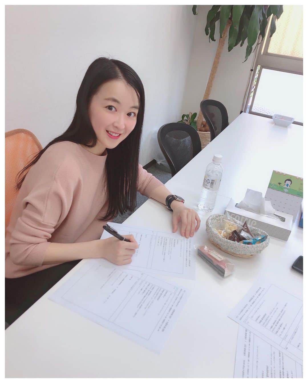 カン・ハンナのインスタグラム：「・﻿ ﻿ ﻿ ﻿ 昨日は久しぶりの外出。ラジオ「カンハンナのポップK」収録でした💓　﻿ ﻿ ﻿ ﻿ 台本リーディングと収録の時だけマスクを外しましたが、ディレクターの齋藤ちゃんから写真を撮ってくれました☺️ (オンジェナ コマワヨ❣️) ﻿ ﻿ ﻿ ﻿ 帰りは、スタジオから近くにあるパン屋さん「ブランジェ浅野屋」でパンをゲットしました😋 自粛期間中にはなかなかパン屋さんに行けないので、昨日と今日は贅沢な気分です。﻿ ﻿ ﻿ ﻿ ﻿ ﻿ ﻿ ﻿ ﻿ #ラジオ収録 #カンハンナのポップK﻿ #Kpop #Kpop番組 #radikoでも聴けます　﻿ #久しぶりの外出 #会いたい人に会える幸せ﻿ #パンハンナ #パン活 #ブランジェ浅野屋　﻿ #오랜만의외출 #라디오녹화 ﻿ ﻿ ﻿ ﻿ ﻿ ﻿ ﻿」