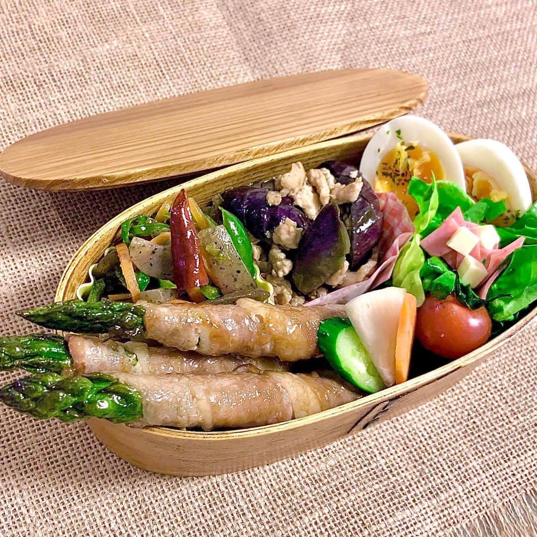 筑間はこべのインスタグラム：「体力免疫アップ🍳レシピ&カロリー計算して載せてます😋レシピは２人分で♡カロリー計算は一人分量で☆﻿ ﻿ 🍱（アスパラの肉巻き、鶏ひき肉と茄子のオイスターソース炒め、茹で玉子、３色きんぴら、ボロニアソーセージとサラダ菜のサラダ、ぬか漬け、白飯）※白飯は画像なし ﻿ ﻿ ﻿ #引き続き肉巻き﻿ #ひとつ前の菜の花と人参の肉巻きと一緒に作ったんです﻿ ﻿ ﻿ #栄養士  #おうち時間﻿ #料理 #手料理 #レシピ #クッキング #美味しい #ランチ#おうちごはん #夜ごはん #cooking  #honemade  #yammy #昼ごはん #お弁当　#免疫 #たんぱく質 #筋肉 #ごはん #メニュー #献立 #バランス #ヘルシー #健康 #beauty #美容 #ダイエット #肉巻き」