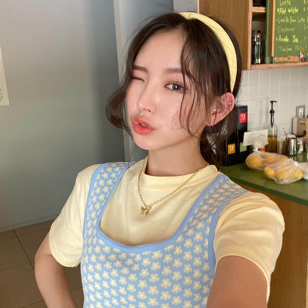 Chuuのインスタグラム：「옐로우와 스카이블루의 조합이란,,💛 레이어드해서 입었지만 티셔츠가 얇은편이라 넘 시원해써용🤭✨그리고 팬츠도 앞에 여유 버튼으로 사이즈 조절 할 수 있어서, 와이드한 팬츠 허리가 커서 못입었던분들이 넘 좋아하실 것 같아요!」
