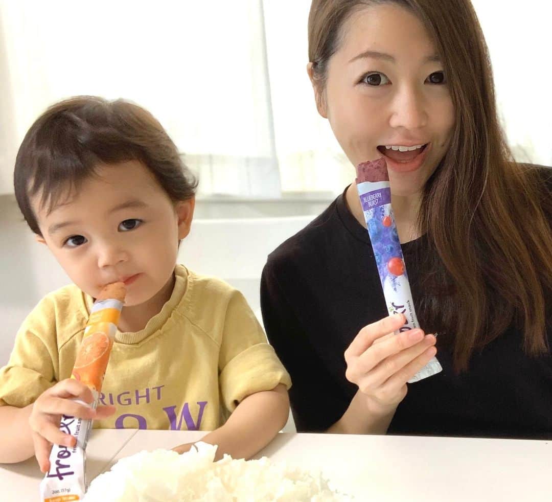 花田浩菜のインスタグラム：「GWの一コマ。 2歳児と食べるおやつ劇場 🍇🍊❤️🤣（🔜スワイプ） . . 『アイスー！わーい🙌』 『ママ、僕と違う味、、、じーーー』 『ちょーだい！あーむ！！！』 『両方僕のー❤️かんぱーい👍🙃』 👶満足気😚 . . って感じの毎日なので🙃笑 子供の日は丸々ケーキも食べさせちゃったし🎂おやつも普段より動かない分、連休中おやつはヘルシーに気をつけてみてました😋❤️ @eedun のFroozerは100%フレッシュ果実の甘みを生かしたフルーツバー🍊 遺伝子組み換えでない自然のままのフルーツを使っていて砂糖や水も不使用！しかも1本あたり37Kcal以下でヘルシーなんです💕 大人も嬉しい💕💕 . . 丸ごとフルーツなので1本で1日に必要なビタミンC摂取量の10～25％を補えるし、これから暑くなる時期の水分補給にもぴったり🥰 なんといっても持ち運びに便利だし、2歳児でも手が汚れず食べやすいパッケージなのもGOODです👍 2本食べられても100Kcalもしないしフルーツだから甘党男子を持つ母としても安心🤣家ばかりいるとついいろいろ食べ過ぎがちだし、#ヘルシースイーツ にぴったりです✨✨ 今月から娘ちゃん👧も離乳食スタートだ！早いなああ。 . . #おうち時間 #おうち時間を楽しむ #おうちおやつ #2歳7ヶ月 #男の子ママ #2児ママ #兄妹ママ #2歳差兄妹 #女の子ママ #親子 #froozer  #フルーザー #eedun #100％フルーツバー #砂糖不使用 #フルーツたっぷり #pr #ヘルシースイーツ #安心おやつ #おやつ時間 #低糖質 #低糖質スイーツ #糖質オフ #happy #happydays」