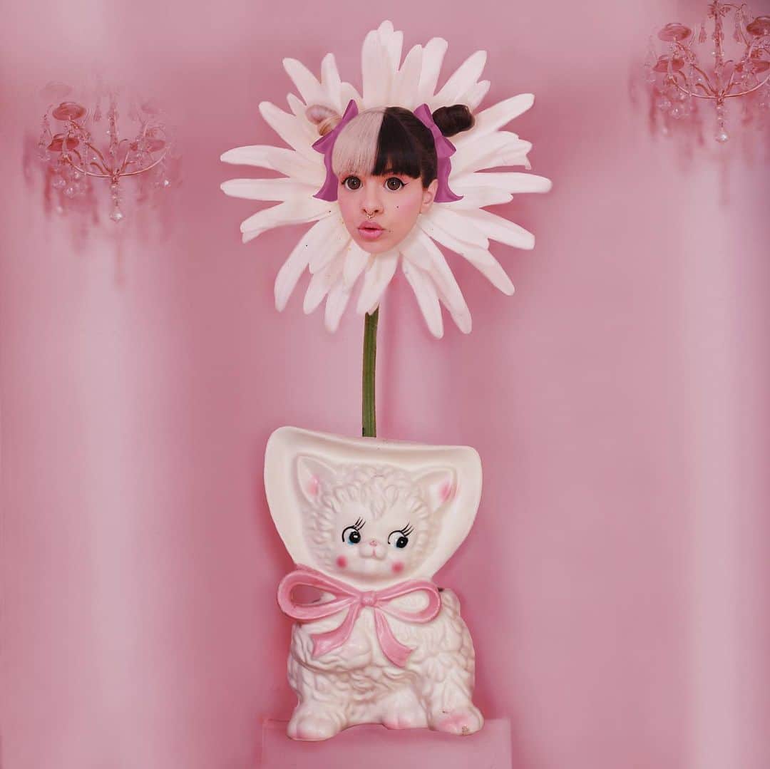 メラニー・マルティネスのインスタグラム：「Just like a flower, we blossom and transform with the proper sunlight (clarity, positivity, passion, optimism) a balanced amount of water (emotion, empathy, intuition, love) enough fresh air (perspective, logic, knowledge, boundaries) and when we are firmly planted in the ground. (wisdom, stability, abundance, foundation) **scorpio full moon exercise** Look up at the moon and thank her for illuminating the patterns that she’s eager to help change. Spend a few minutes focusing in on each element and how it relates to your life. Ask the moon to heal these areas and bring them into balance. 🤍🤍🤍」