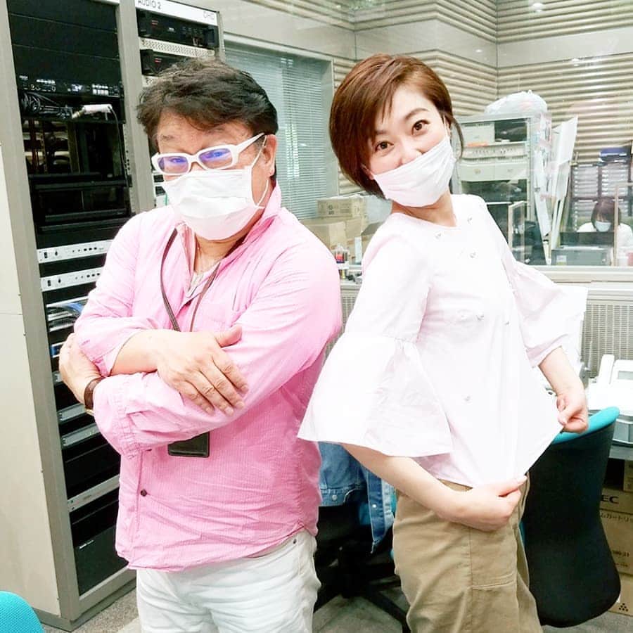 池尻和佳子さんのインスタグラム写真 - (池尻和佳子Instagram)「久しぶりに出勤したら、「よなおし堂」スタンバイ中の仲谷さんに遭遇‼️‼️ 「ラジオでおしゃべりできるって嬉しいね。」「そりゃぁ、ピンク着ちゃいますよね。」と笑い合えた午後なのでした。 RKBラジオ「よなおし堂」ただ今放送中～🎙️ 「アナウンサーの世界トコワカタイム」は、11日(月)の夜10時５分～放送です😆🎵🎵 #rkbradio #よなおし堂 #仲谷一志さん  #アナウンサー #世界#池尻和佳子  #月曜日#夜」5月8日 15時52分 - wakako_ikejiri_rkb