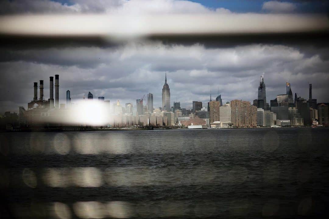 大杉隼平さんのインスタグラム写真 - (大杉隼平Instagram)「雨上がりの雫と街。  色々なことが変わっていくのかもしれない。 「変わらない為に変わり続ける」その言葉が頭の中にはいつもある。  大変な状況だから色々なことが見えてくる。どういるか。なにができるか。  ただその中で感じる優しさもある。  #写真 #photography #雨上がり #雫 #街 #ニューヨーク #ny #nyc #ブルックリン #blooklyn #afterrain #shumpeiohsugi #shumpeiohsugi_photographer #大杉隼平」5月8日 15時55分 - shumpeiohsugi_photographer