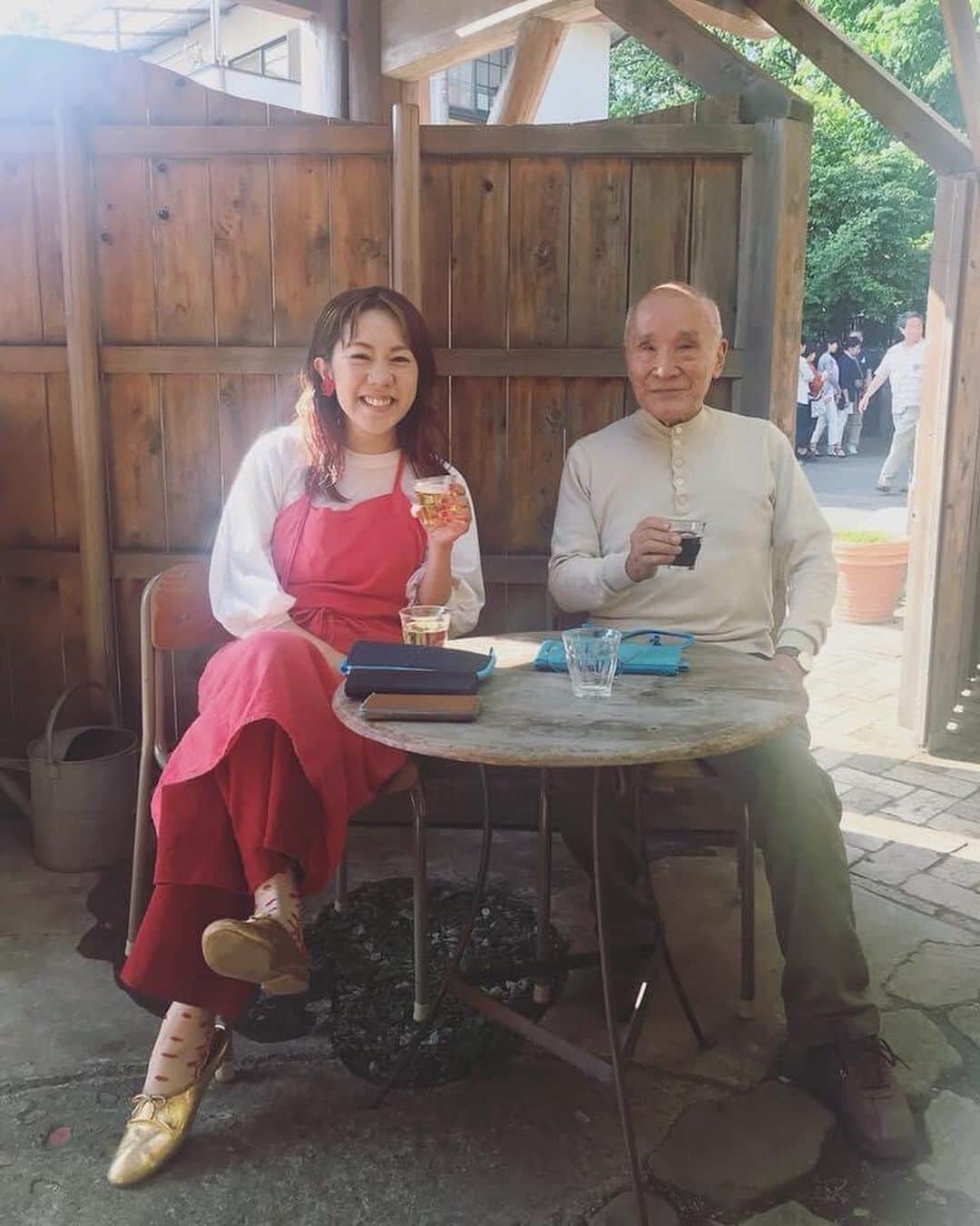 松本野々歩のインスタグラム：「2年前 5月5日  谷川俊太郎さんと コンサート後 ビールとワインでデート気分」