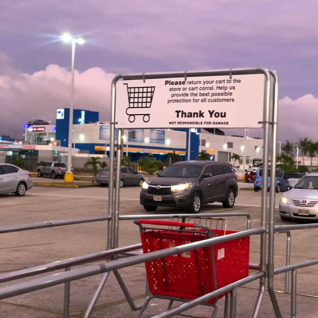 のインスタグラム：「guam🌴 加工みたいな空してたね #guam #supermarket」