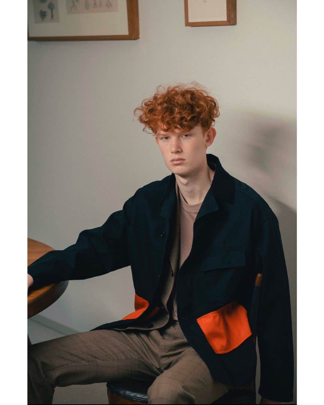 UNITED ARROWS & SONSさんのインスタグラム写真 - (UNITED ARROWS & SONSInstagram)「【 New Arrival 】 < UNITED ARROWS & SONS > HERO ME JACKET now in online store.  ポケットのネオンカラーが目を引く、ハンティングジャケット。生地は本体にコットンダック、衿にはコーデュロイ素材を使用し、身幅が大きいボックスシルエットを採用しています。 オーセンティックなディテール、素材をベースに、サイズ感や発色ある合繊素材のコンビ使いで細部のデザインまでごだわって仕上げました。  This hunting jacket features a neon color pocket. The body is made of cotton duck, the collar is made of corduroy, and the box silhouette is wide.Authentic details and materials are used as the base, and the detailed design is finished with a combination of size and coloring synthetic materials.  #UnitedArrowsAndSons  #UnitedArrows」5月8日 16時11分 - unitedarrowsandsons
