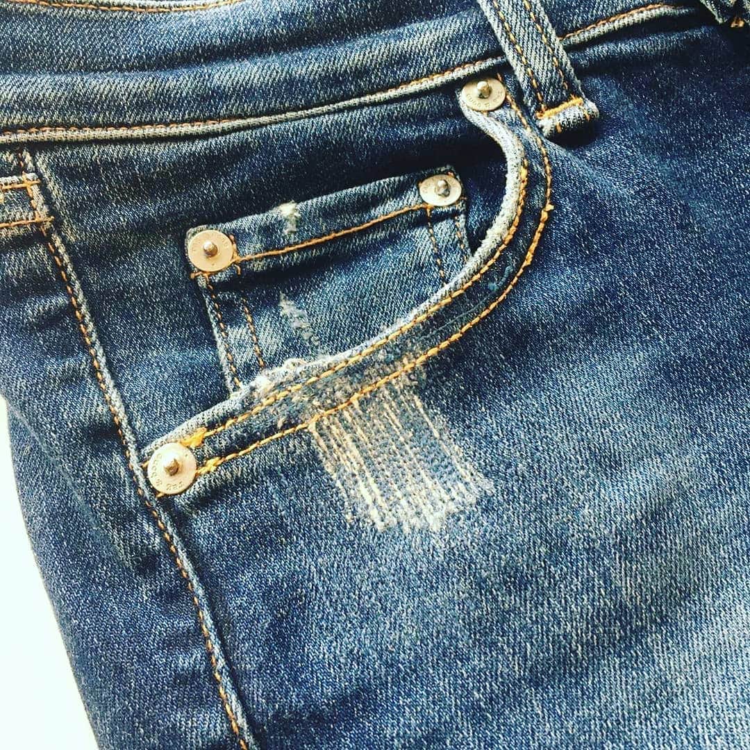 select shop「ASHOES」 SHOP STAFFのインスタグラム：「#Repost @ashoes_sewing_factory Made by @Image.Downloader · · · · 前ポケットくち下のリペア。  元々がダメージ加工のジーンズ。  よく使う部分なので、過去にリペアされた跡もありました。  過去のリペアは除去してリペアし直しました。  お気軽にご相談ください。 048-782-6627 −−−−−−−−−−− ジーンズをカッティングから丸縫いしています。シルエットの別注も可能です。 −−−−−−−−−−− #シルエット変更 #リメイク #デニムリペア #ジーンズ修理 #デニム修理 #サイズ変更 #幅出し #handmade #ハンドメイド #ashoes #亜洲'S #さいたま #大宮 #デニム #ジーンズ #裾上げ #チェーンステッチ #お直し #リペア #穴埋め #タタキ #singersewing #Unionspecial #sewing #sewingmachine #ミシン #シンガーミシン #ユニオンスペシャル  #unionspecial43200g」