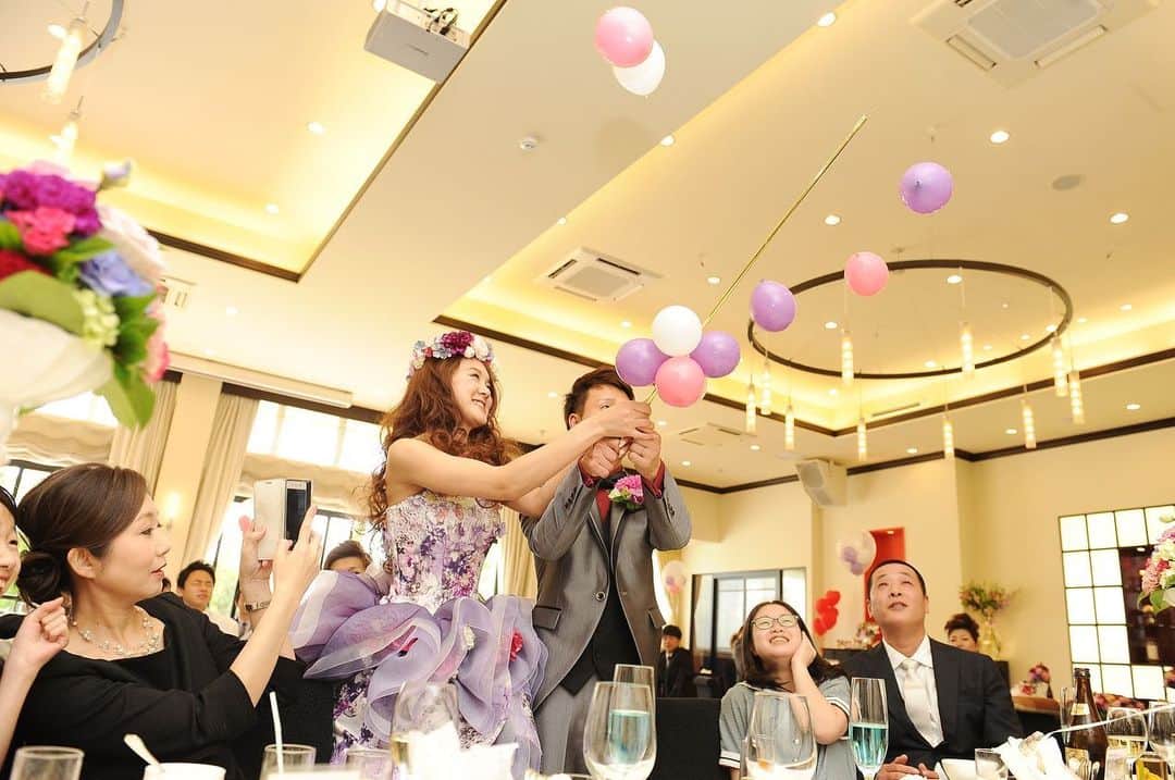 アニエス・ガーデン名張さんのインスタグラム写真 - (アニエス・ガーデン名張Instagram)「． ． @agnesgarden_nabari ． 【#バルーンスパーク 】2017年5月のご披露宴 ． ． 再入場演出に人気のアイテム🎈 各テーブル中央にバルーンを配置し、再入場までは可愛らしい会場を演出できます💗✨ ． 再入場時には、新郎新婦さまでバルーンスパーク😳✨ 色とりどりのバルーンが飛び出します！ テーブルごとに色を変えられたり、統一される方も🥳 盛り上がること間違いなしの演出です🌟 ． ． *☼*―――――*☼*―――――*☼*―――――*☼*―― ． ． ＊おすすめフェア＊ ． ． 5月17日(日)11時～ 【追加開催】フレンチフルコース7品無料試食×全館会場見学 ． 問い合わせ＆ご予約受け付けております🙌 ． ． *☼*―――――*☼*―――――*☼*―――――*☼*―― ． 素敵な写真がたくさん！ 【#アニエスガーデン名張】 ぜひご覧ください⋆°｡✩ ． *☼*―――――*☼*―――――*☼*―――――*☼*―― ． #アニエス #アニエス花嫁 #アニエスガーデン #花嫁  #結婚  #名張 #伊賀 #三重 #名張市 #伊賀市 #三重県 #奈良県 #結婚式 #披露宴 #プレ花嫁 #三重花嫁 #結婚準備 #名張結婚式 #三重結婚式 #大阪結婚式 #奈良結婚式 #結婚式準備 #名張結婚式場 #三重結婚式場 #プレ花嫁準備  #全国のプレ花嫁さんと繋がりたい  #日本中のプレ花嫁さんと繋がりたい ． ． Tel:0800-123-0214(フリーコール)  0595-62-0214 営業時間:平日11:00~18:00  土日祝10:00~19:00 定休日:毎週水曜・第2,4火曜」5月8日 16時25分 - agnesgarden_nabari
