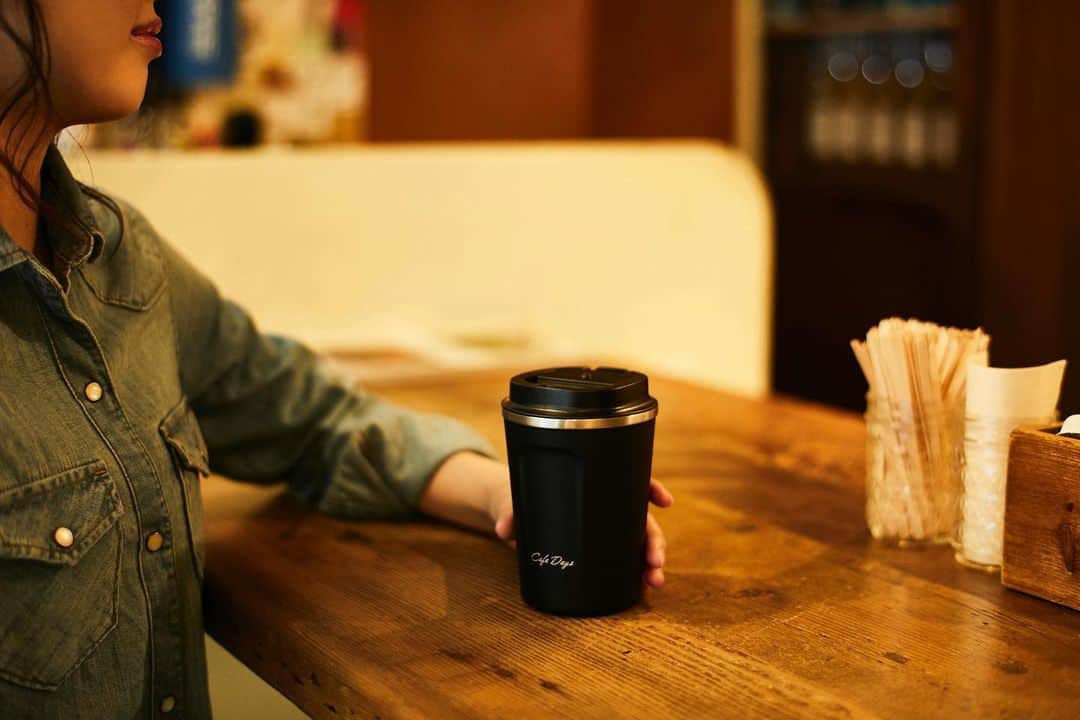 アイリスオーヤマ株式会社さんのインスタグラム写真 - (アイリスオーヤマ株式会社Instagram)「. 蓋付きで安心のカフェデイズシリーズ☕️ ﻿ おうちでも使えるおしゃれなシリーズです。﻿ 丸みを帯びたデザインがかわいらしいですね！﻿ 蓋がついているので、安心して使えます﻿☺️🌱 種類は全部で5つ！お好みのデザインをお選びください。﻿ ﻿ #アイリスオーヤマ #irisohyama #タンブラー #マグカップ #ボトル #水筒 #おうち時間 #インテリア #キッチン #ダイニング #暮らし #丁寧な暮らし #新生活準備　#新生活応援　#新生活グッズ　#新生活インテリア #朝活 #家カフェ #おうち #部屋づくり #部屋 #一人暮らし #ひとり暮らし #おうちカフェ﻿」5月8日 16時19分 - irisohyama