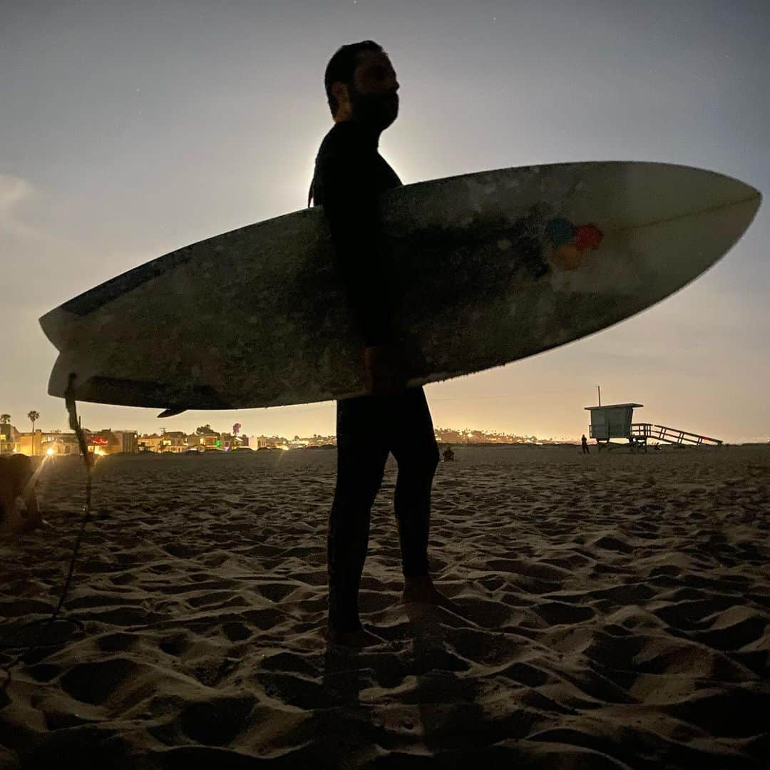 パトリック・J・アダムスさんのインスタグラム写真 - (パトリック・J・アダムスInstagram)「When surfing glowing phosphorescent waves make sure to do it under a full Scorpio moon with the finest of friends. And stay six feet apart.」5月8日 16時21分 - patrickjadams