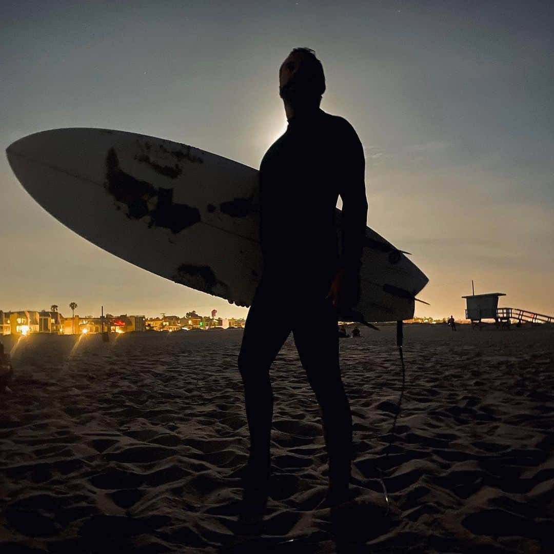 パトリック・J・アダムスさんのインスタグラム写真 - (パトリック・J・アダムスInstagram)「When surfing glowing phosphorescent waves make sure to do it under a full Scorpio moon with the finest of friends. And stay six feet apart.」5月8日 16時21分 - patrickjadams