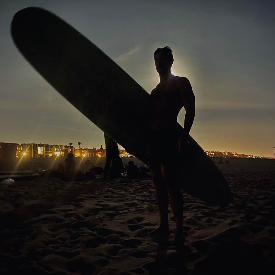 パトリック・J・アダムスのインスタグラム：「When surfing glowing phosphorescent waves make sure to do it under a full Scorpio moon with the finest of friends. And stay six feet apart.」