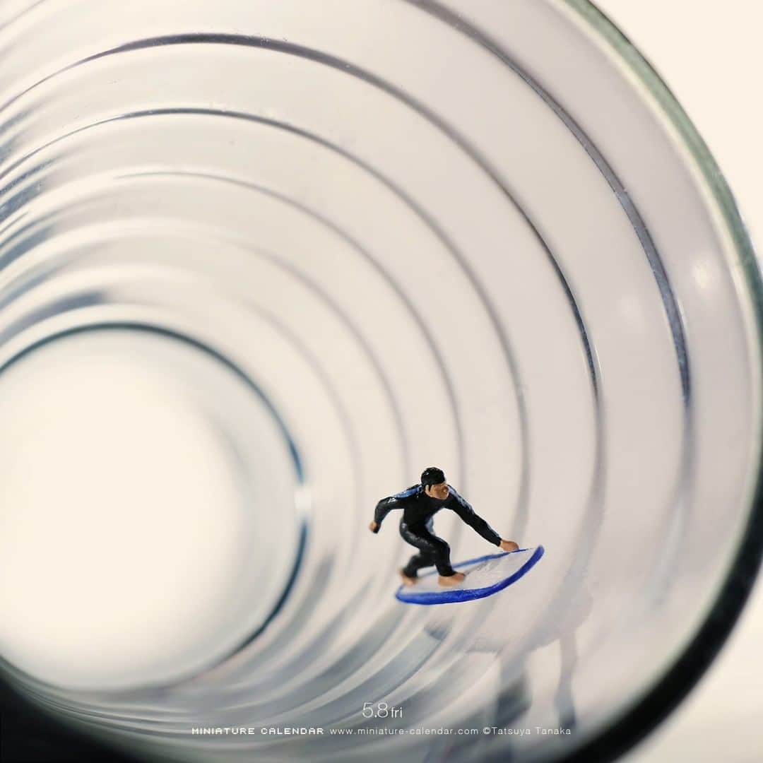 田中達也さんのインスタグラム写真 - (田中達也Instagram)「⠀ “Surfing at Home” ⠀ 外出自粛の波に乗る ⠀ #コップ #サーフィン #Glass #Surfing ⠀」5月8日 16時21分 - tanaka_tatsuya