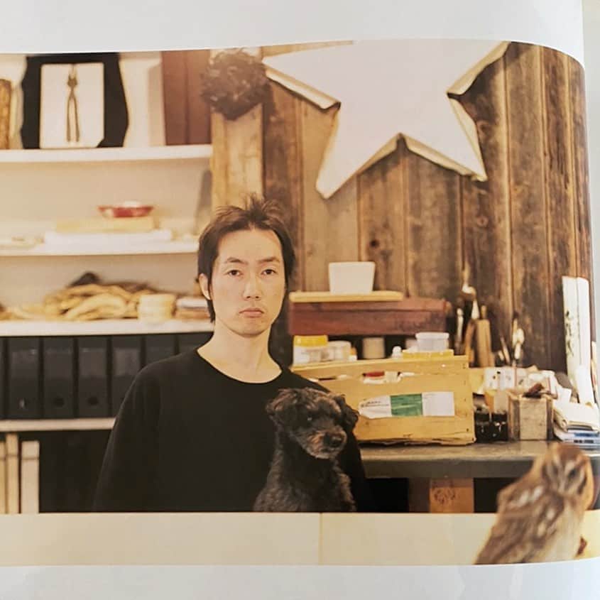 のインスタグラム：「友達が送ってくれたシリーズ。今日は山本マナさん @mana.snow から🤩　この記事の記憶がないけど.. シャギーと果実(カミ)と一緒の貴重な写真。九品仏のアトリエ時代です。ここでフミヤくんのラジオ番組の収録した記憶があります。」