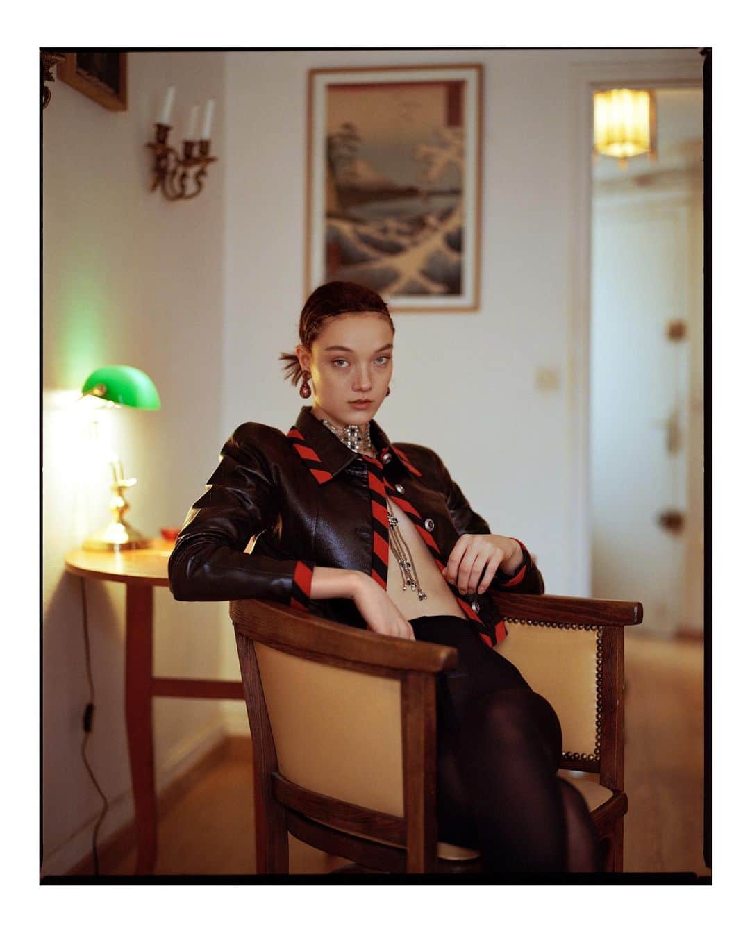 ユミ・ランバートのインスタグラム：「Last @harpersbazaarukraine + little backstage 😁🌟💥 @pellelannefors @mariabarsoum」