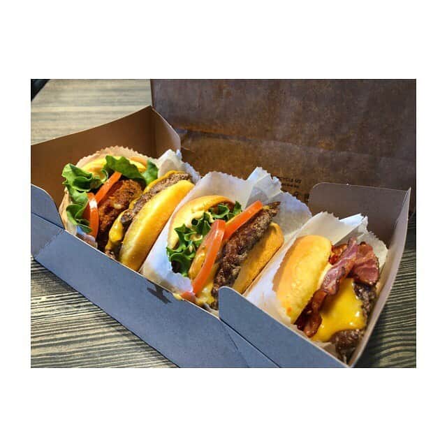 のインスタグラム：「🍖昼ごはん . 人生初の、 ❤️シェイクシャックのハンバーガー❤️ . チーズバーガー スモークのハンバーガー マッシュルームのハンバーガー . . 緊急事態宣言で、今は臨時休業している シェイクシャックのハンバーガー。 . . 食べたのは３月はじめ頃かな？ この時も、お持ち帰りで食べたよ😉🍔 . って、3月は真剣に大会に向けて 減量中だったやん✋ というツッコミはおいといて。 . チートディだったっけ？(笑) . . ふわふわのバンズと、肉汁がジュワ〜っとする ハンバーガーは、おいしかった〜😆❤️ また営業再開したら、食べに行きたいな〜☺️ . . ◉ライザップ公認の紹介アンバサダーです。 〜紹介特典で、お安く入会できます〜 . ▶︎全国どの店舗でもOK ▷２週間のトライアルコースもあります(^_^)/ ▶︎カウンセリング予約前にご連絡ください . ◎入会やカウンセリングをお考えの方、 ご質問なども、DM✉️ください。 . ★トレーニング見学もできます★ . 📺RIZAP TVCM出演 🏅RIZAP BMG ファイナリスト2017.2018 . #rizap #ライザップ . #ダイエット #diet #ダイエット日記 #ダイエット記録  #instadiet #ダイエット仲間募集 #ダイエッター #公開ダイエット #lunch #昼ご飯 #昼食 #昼ごはん #食べて痩せる #ジャンクフード #junkfood #humberger #ハンバーガー #shakeshack #シェイクシャック #コロナに負けるな #美味しいもの好きな人と繋がりたい  #外出自粛中 #終息したら #食べたいものリスト #デブ活 #テイクアウトグルメ #緊急事態宣言 #臨時休業」