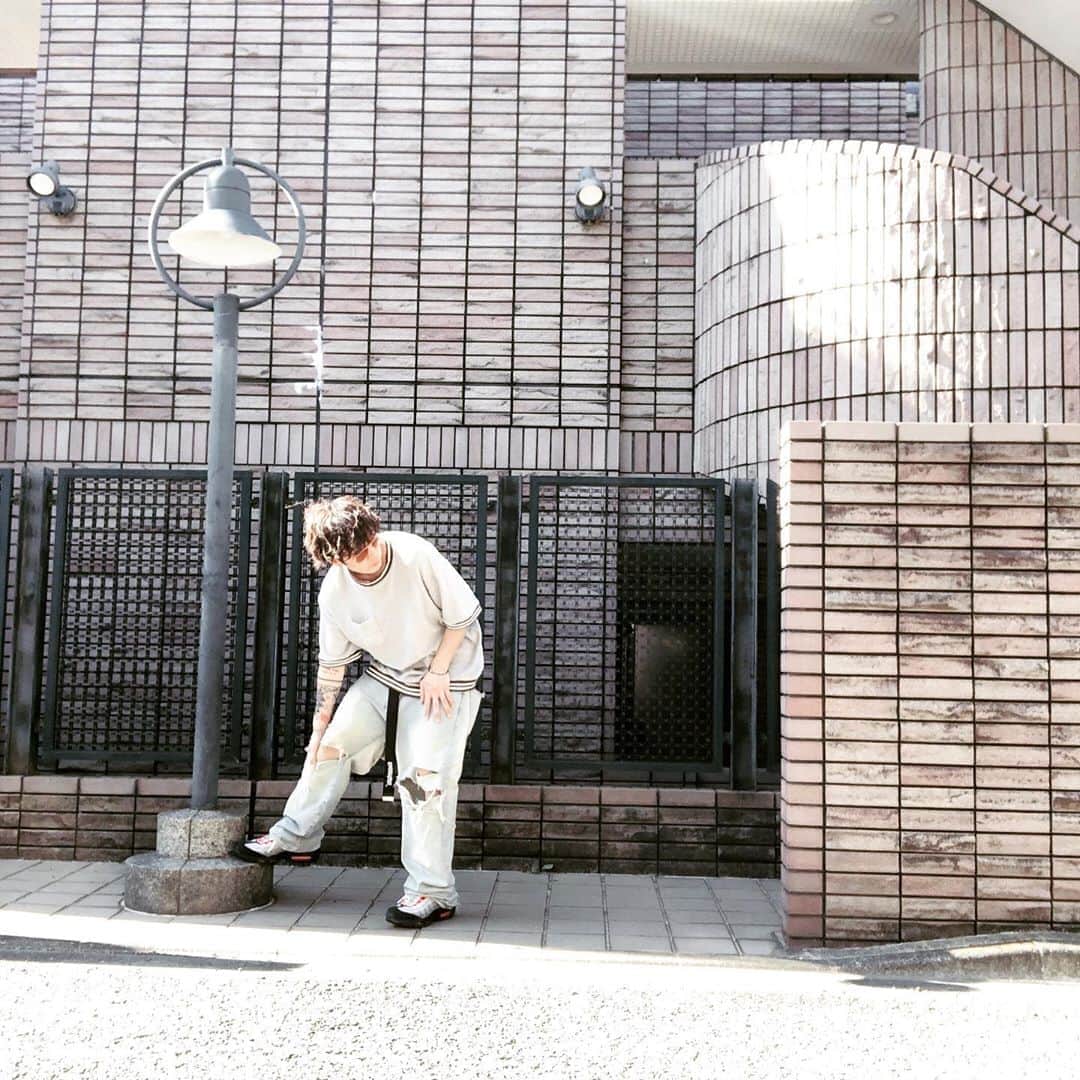 加藤 聖也のインスタグラム：「. きょうのふく🙋🏻‍♂️ 半袖はちょっと寒かった🙄 TOPS : SON OF THE CHEESE PANTS : Levi's SNEAKER : NIKE AIR MAX 95 SUNGLASSES : Ray-Ban #fashion #cordinate #streetfashion #ootd #sneaker #kicks #NIKE #AIRMAX95 #RayBan #SONOFTHECHEESE #Levi's #今日の服 #お尻が見えそうなデニム🤢」