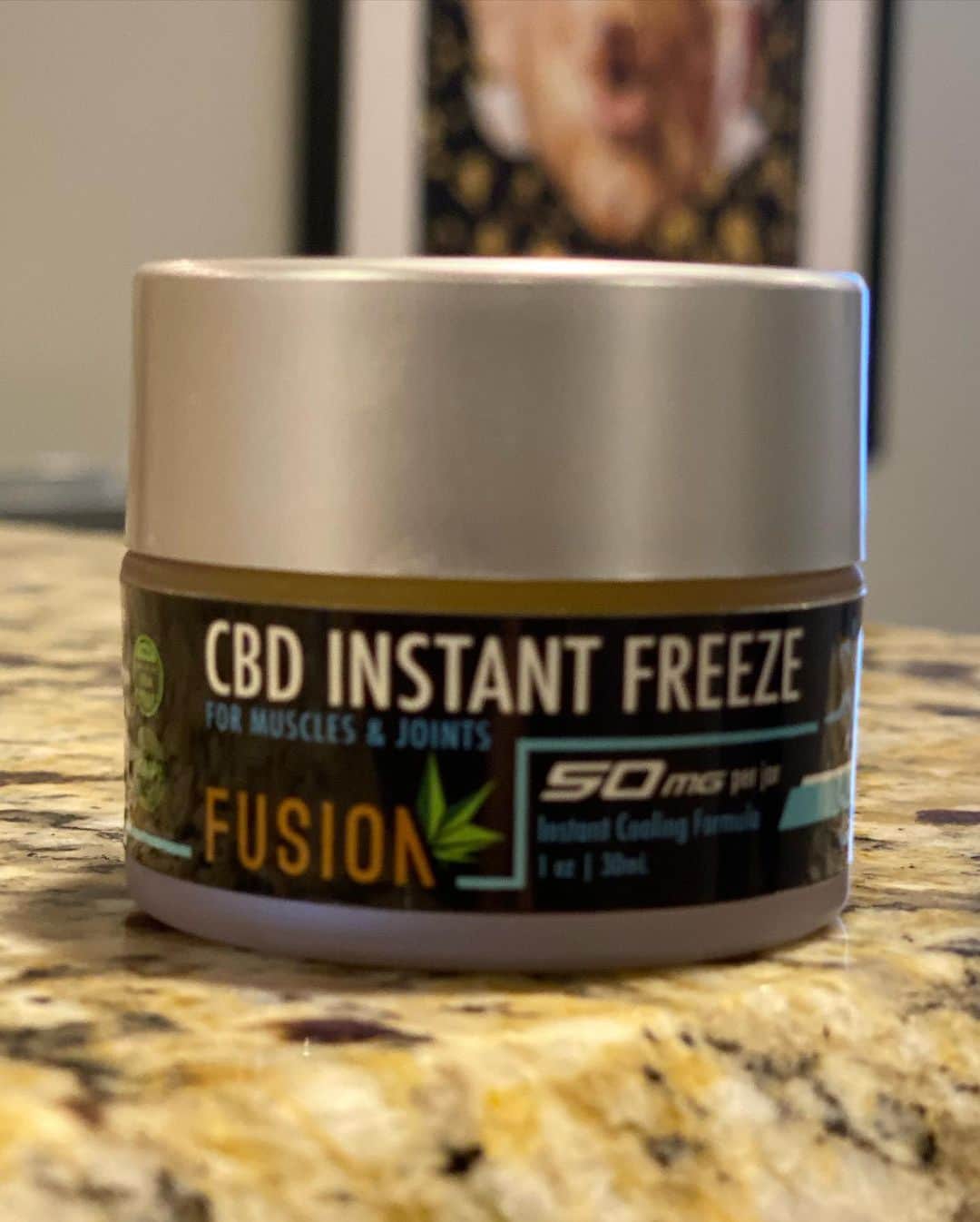 Kendra Lustさんのインスタグラム写真 - (Kendra LustInstagram)「Love my cbd instant freeze from @fusioncbdproducts great to use before my #workout on my hips. Great for sore muscles & joints. #cbdhealth #cbdproducts #cbdhelps #swipeleft⬅️ #fridayvibes USE CODE Kendra for 30% off」5月9日 3時31分 - kendralust