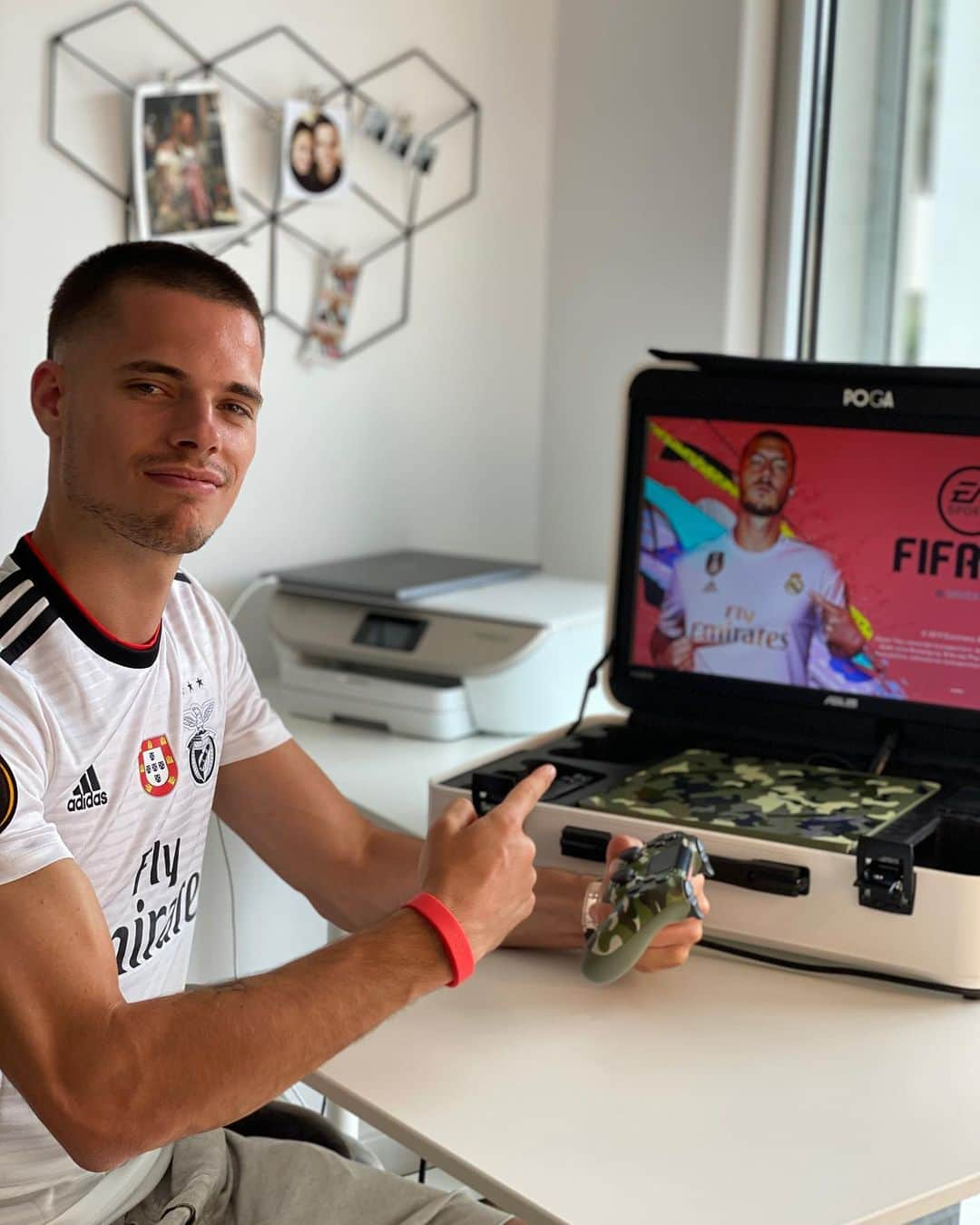 ユリアン・ヴァイグルのインスタグラム：「And now -> FIFA 🎮⚽️💼」