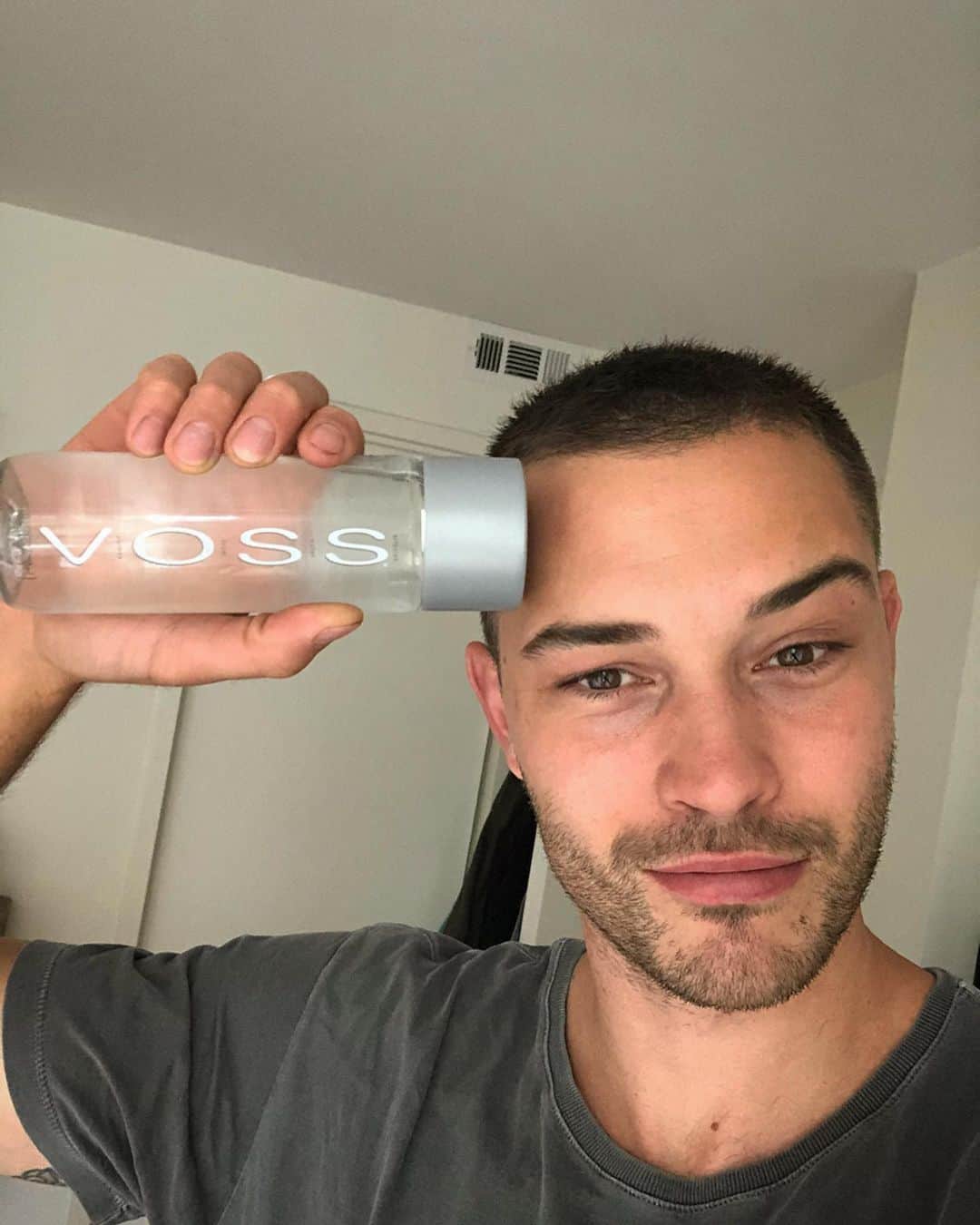 フランシスコ･ラチョースキーのインスタグラム：「I wanted to thank the doctors and nurses who are working so hard right now. That’s why my friends and I at @vossworld came together in making a donation of 1000+ bottles of water to New York Presbyterian Queens to give the doctors and nurses some much needed hydration. Thank you VOSS for this generous gesture. Swipe for some of my favorite moments from the delivery today!」