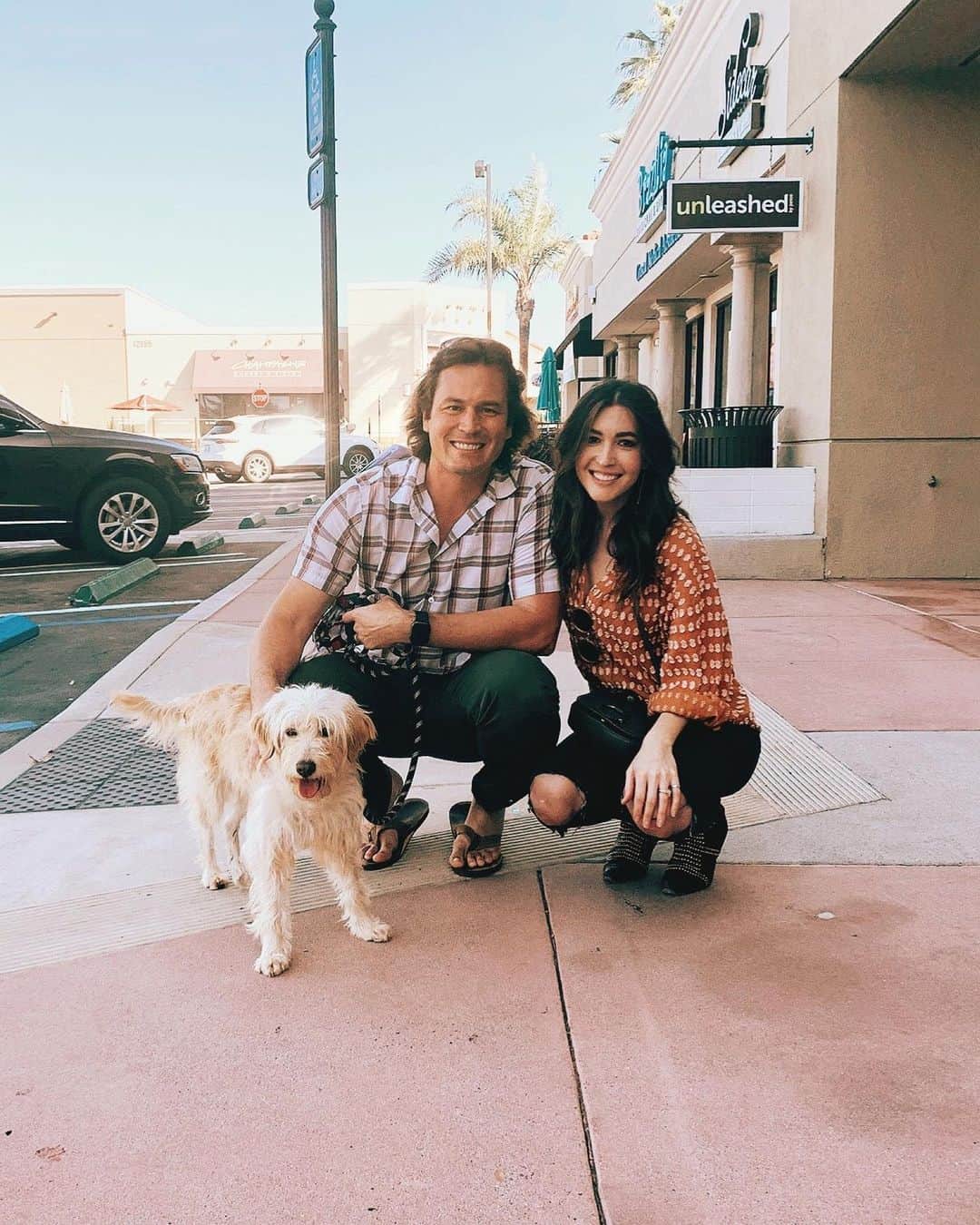 ケイト・ボイージェルのインスタグラム：「I promise my feed will not be entirely dominated by dog pics from now on, but sharing our first family photo felt like the move to kick off the weekend! This is us outside the pet store where we adopted Nola in San Diego last weekend 🐾 .  I had a lot of people ask about my orange top, and the good news is it’s still available and ON SALE too! there are still a couple sizes left and you can screenshot this pic to shop my outfit via the @liketoknow.it app! .  For more pics and the full story behind our adoption of miss Nola (who now has her own insta- @nolawestcoast) head to my blog @wethedreamers ! Link in my bio 🐶 .  https://wethedreamers.com/blog/2020/5/5/meet-nola-kates-new-rescue-pup #rescuedogsrule #rescuedogsrock #wheatenterrier #wheatensofinstagram #liketoknowit #ltkfashion」