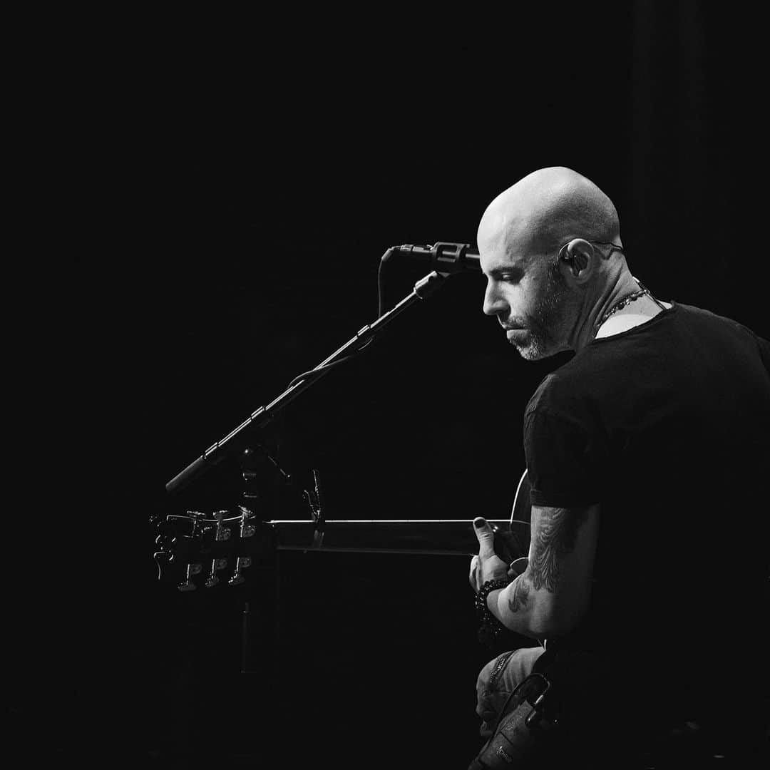 クリス・ドートリーのインスタグラム：「Hey everybody!  Next Wednesday, May 13th, I'll be performing a LIVE set from home on @stageit and you guys chose the set list!! Huge thanks to everyone who voted. 🙏 Can't wait for this to go down. 🔥 For info on how to tune in, visit @daughtry and hit the link in the bio. See you soon! Much love ❤️❤️❤️️️️ #Quarantine #StayStrong」