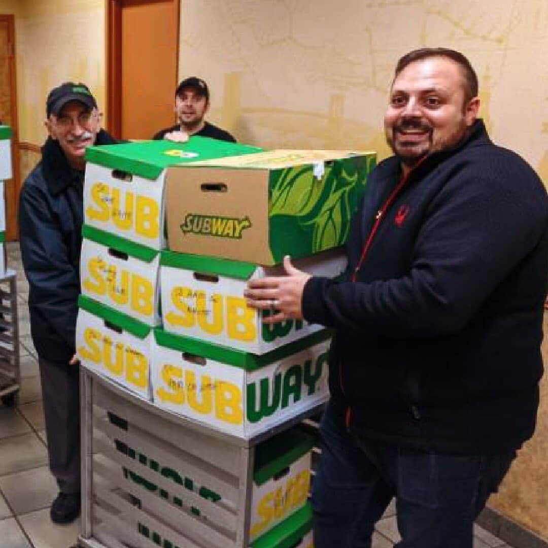 Official Subwayさんのインスタグラム写真 - (Official SubwayInstagram)「Five. Thousand. Meals. Delivered. There aren’t enough ways to thank franchisee Ghazi Faddoul and his brother in law David Coury for their #FeelGoodFridays support of frontline workers at University Hospital in Cleveland.」5月9日 2時40分 - subway